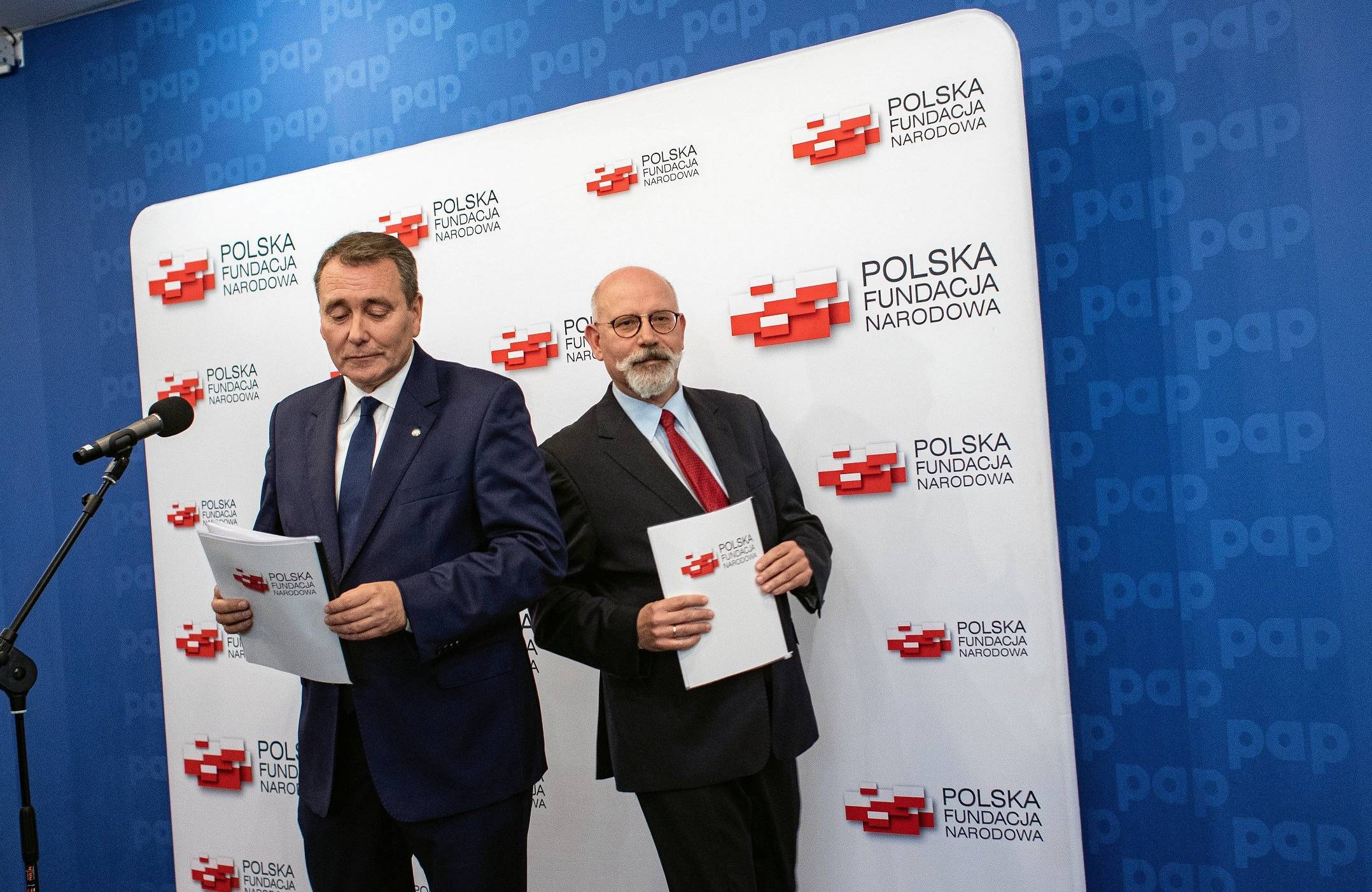 Cezary Jurkiewicz i Maciej Świrski, członkowie zarządu Polskiej Fundacji Narodowej w 2017 r., gdy PFN sfinasowała kampanię "Sprawiedliwe sądy".