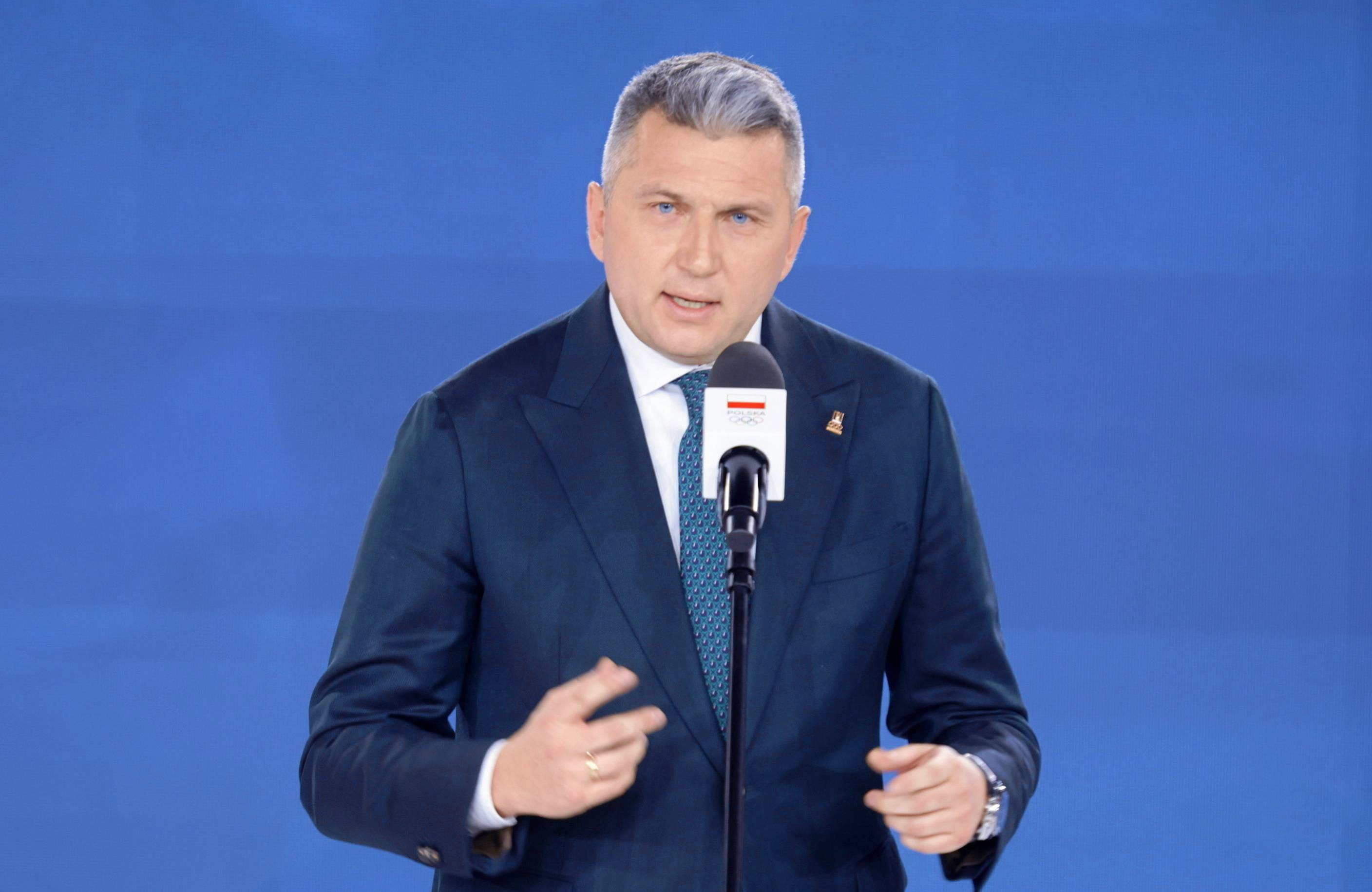 15.11.2024, Warszawa. Prezes PKOl Radosław Piesiewicz podczas wręczenia nagród medalistom olimpijskim z Paryża. Na zdjęciu mężczyzna w średnim wieku w granatowym garniturze przemawia do mikrofonu.