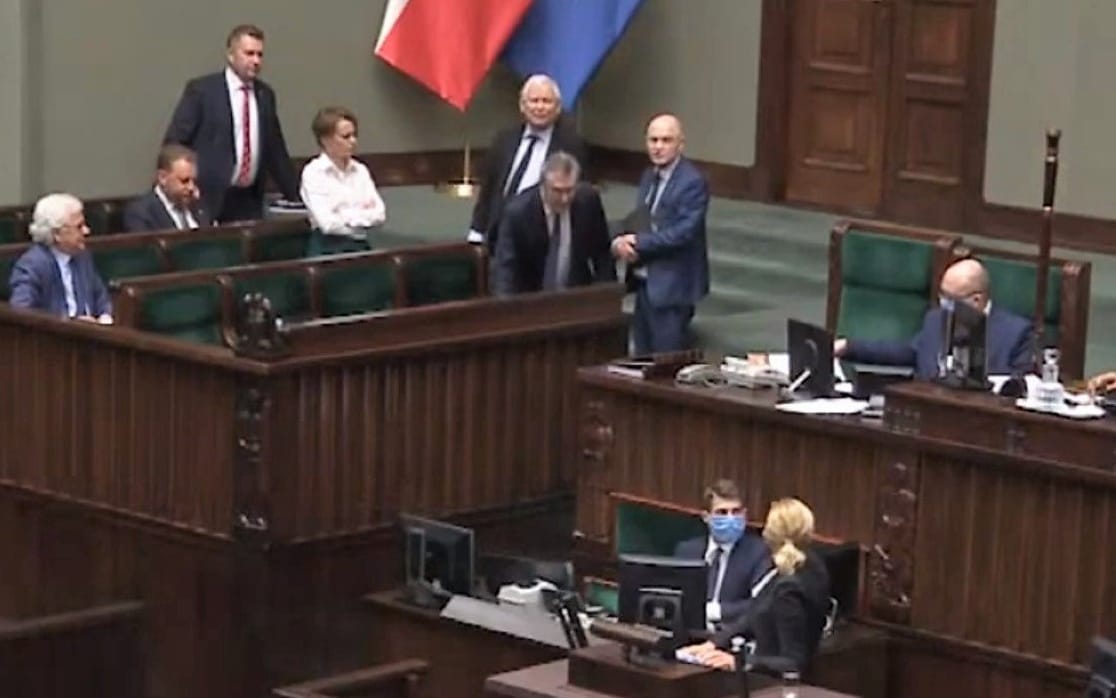Grafika do artykułu Sienkiewicz o "chamskiej hołocie": Kaczyński jest w śmiertelnym strachu utraty władzy