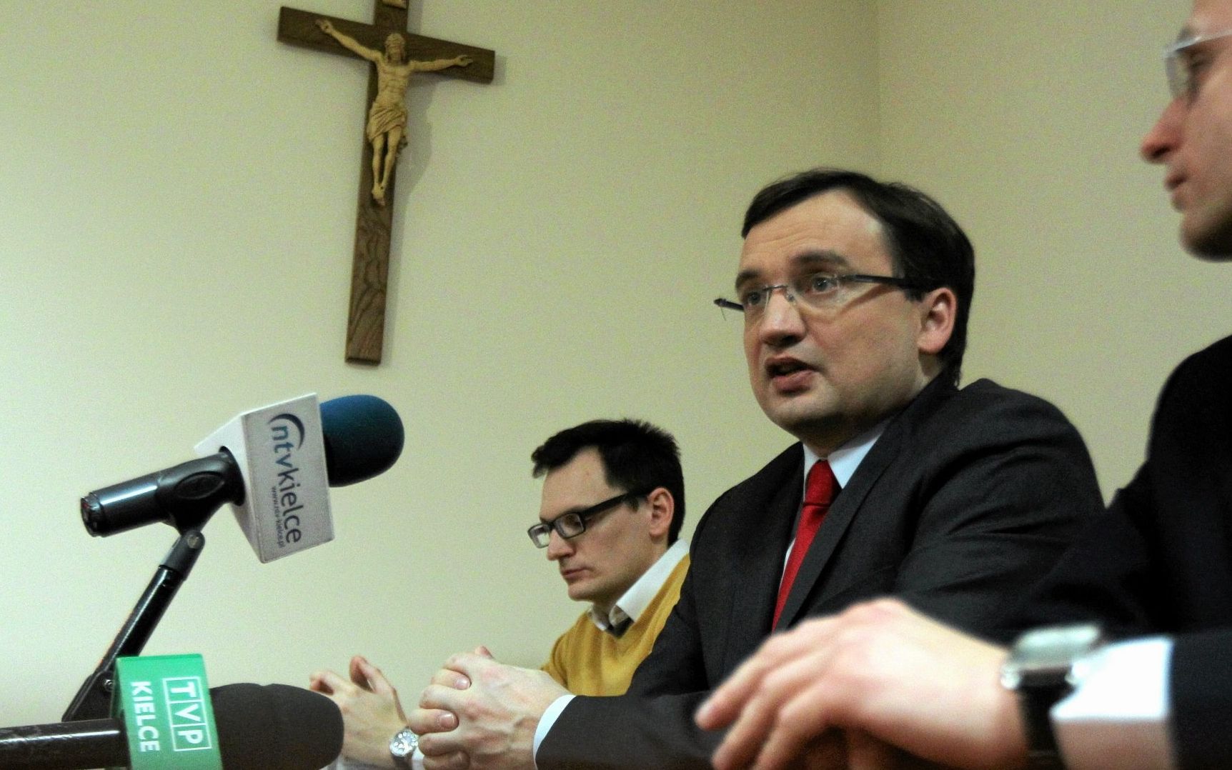 27.01.2014 Kielce . Zbigniew Ziobro ( Solidarna Polska ) (c) podczas konferencji prasowej .
Fot. Jaroslaw Kubalski / Agencja Gazeta