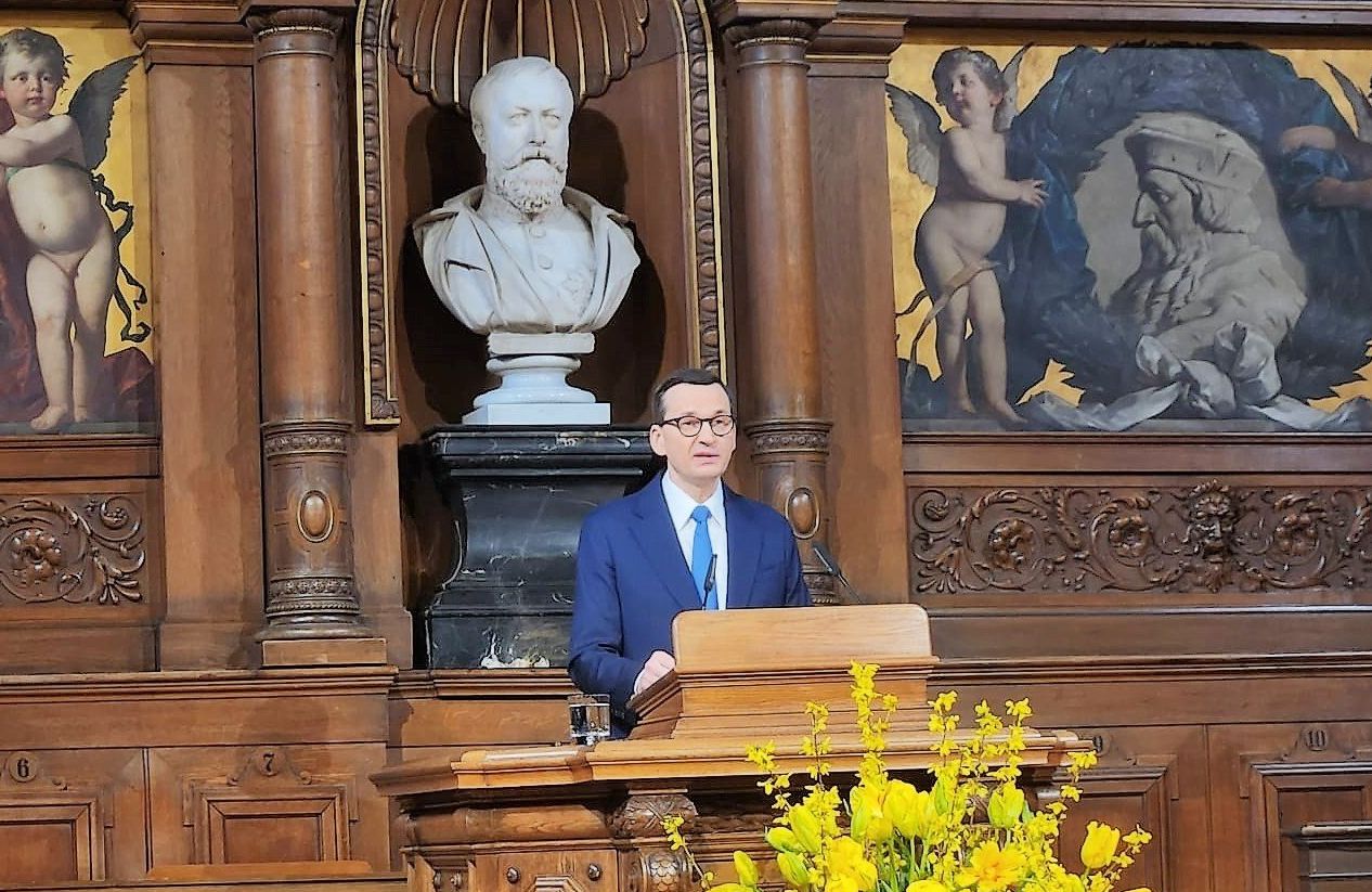 Morawiecki przemawia na tle barokowe sali uniwersyteu