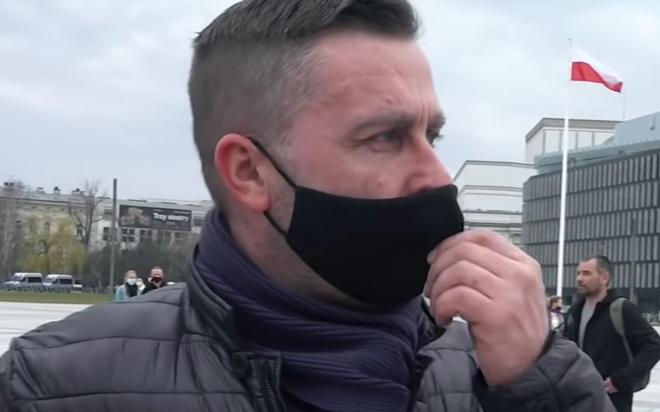 Grafika do artykułu Stał samotnie z hasłem „Nowy Polski Ład = Trybunał Stanu”. Policja skuła go i wywiozła