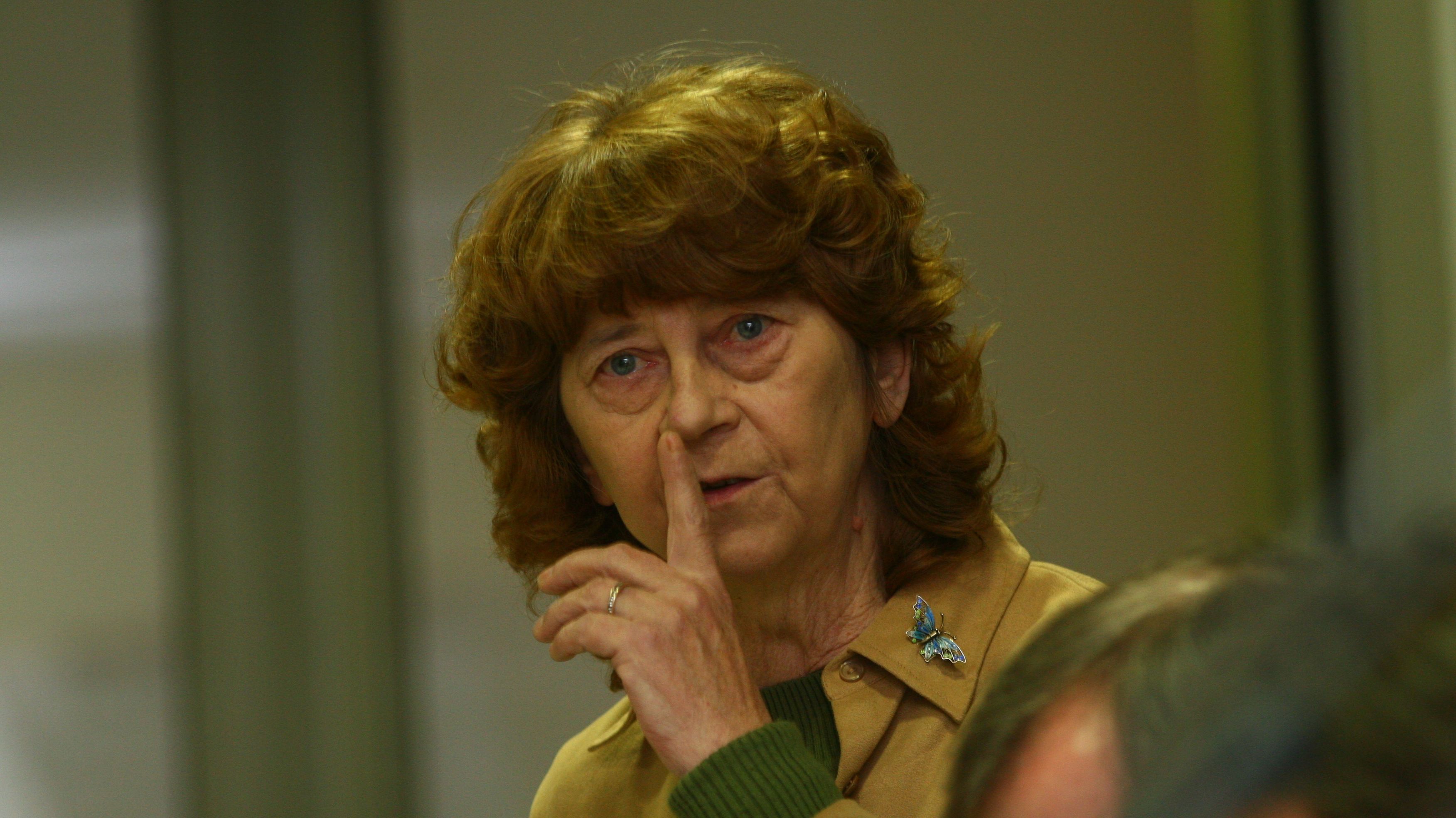 Kobieta z kędzierzawymi wlosami