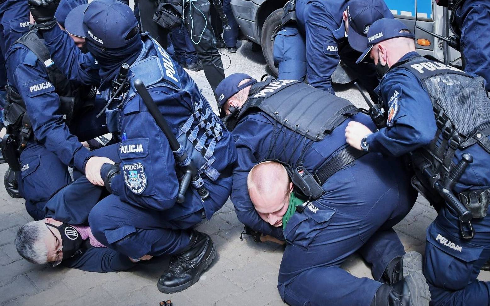 Grafika do artykułu Warszawa stolicą policyjnej przemocy wobec demonstrujących. Duch Nowogrodzkiej