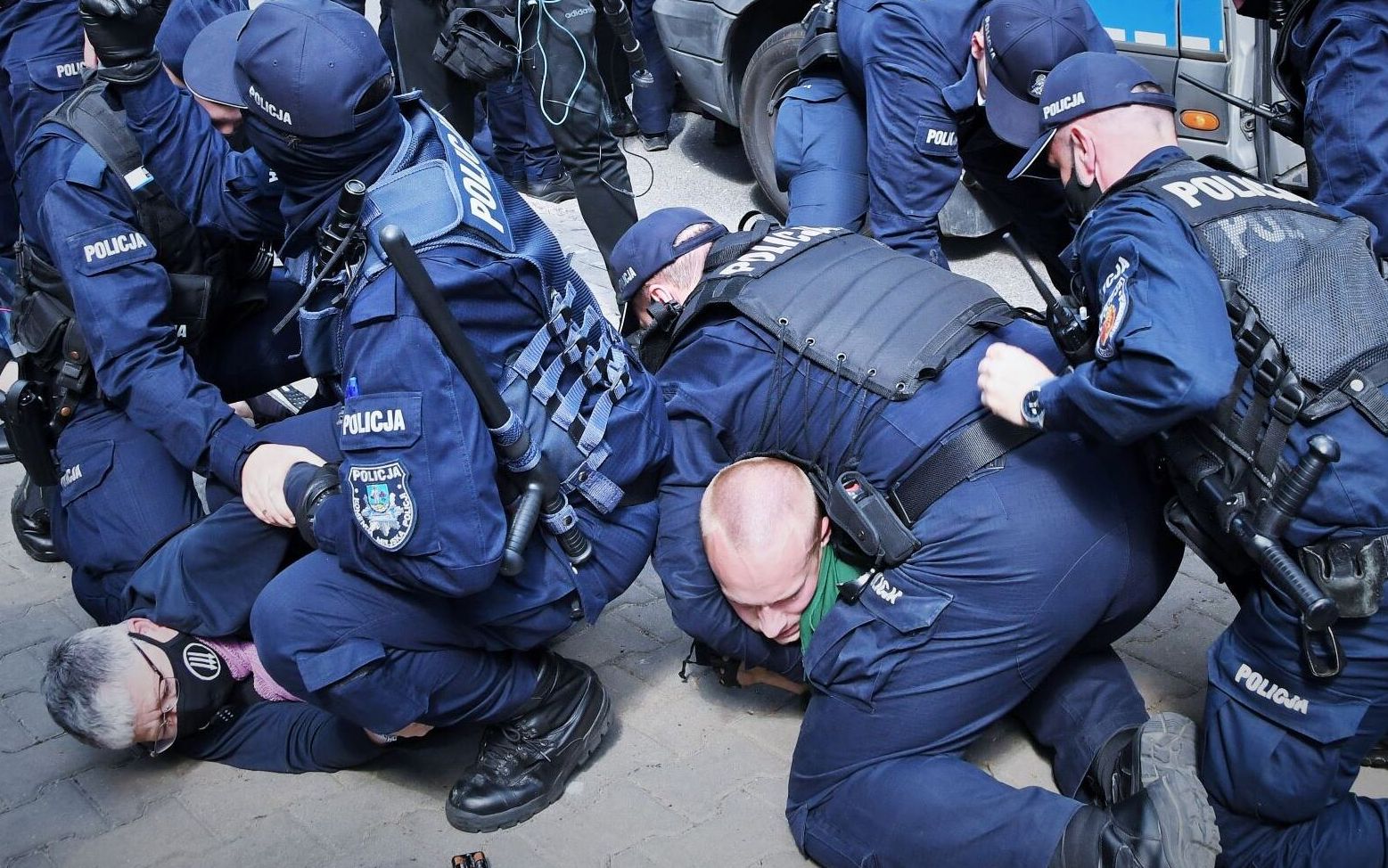Grafika do artykułu Sikanie przy policjantach, noga w ortezie, paragrafy z karteczki. Wstrząsająca relacja z komisariatu