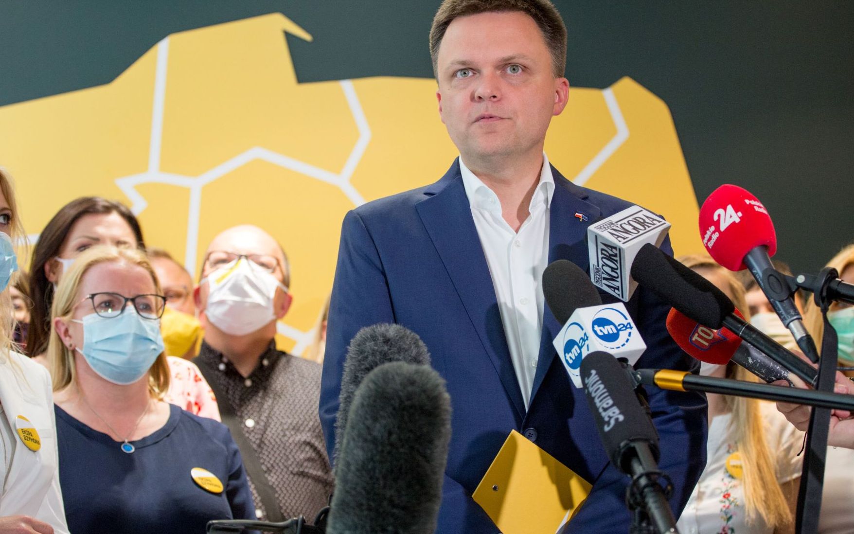 Grafika do artykułu Polityczne flirty Hołowni. Z kim mu po drodze, a kogo skreślił? Tak chce rozwinąć skrzydła
