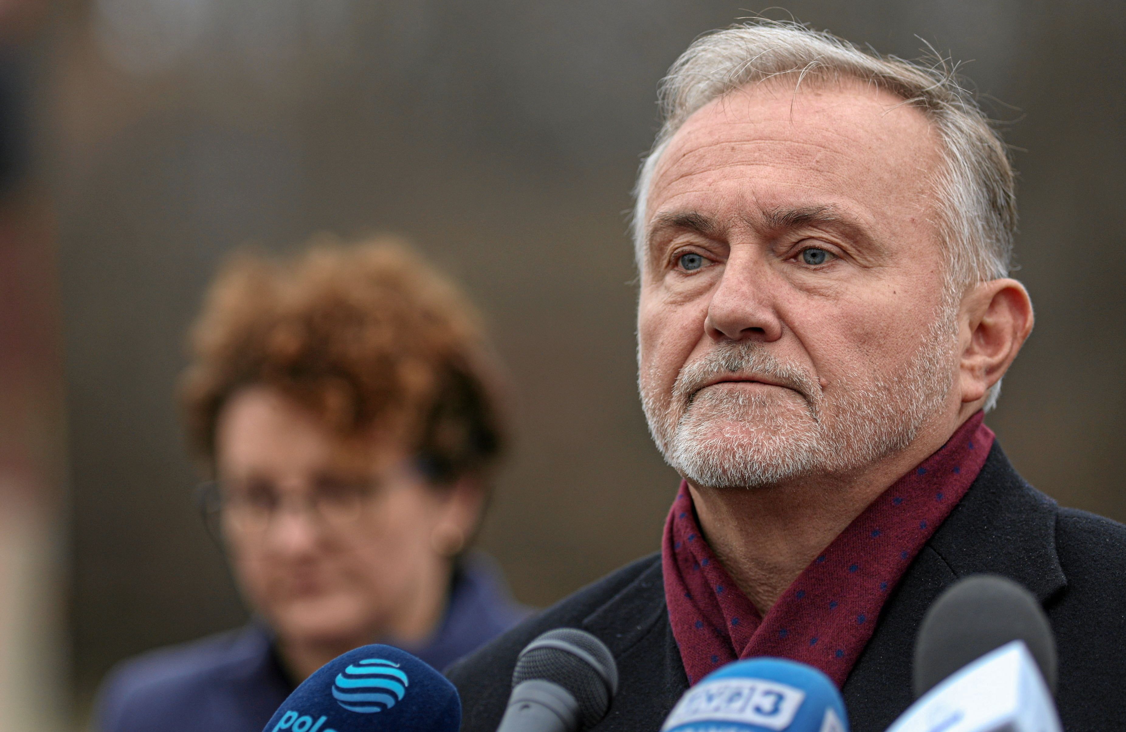 Wojciech Szczurek przed mikrofonami