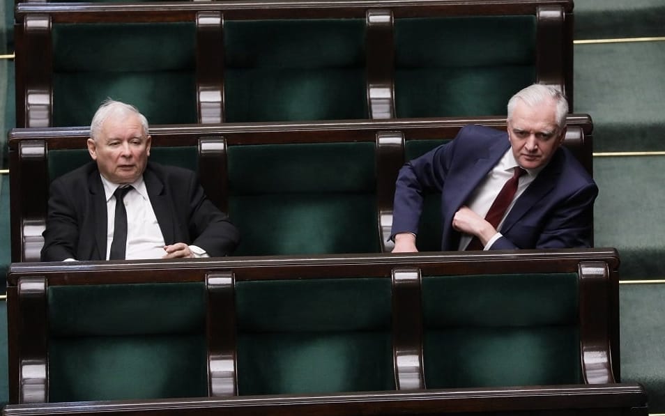 27.03.2020 Warszawa . Sejm . Od lewej: Jaroslaw Kaczynski , minister nauki i szkolnictwa wyzszego Jaroslaw Gowin podczas 8 posiedzenia Sejmu IX kadencji w czasie epidemii koronawirusa . Poslowie po raz pierwszy pracuja zdalnie .
Fot. Slawomir Kaminski / Agencja  Gazeta