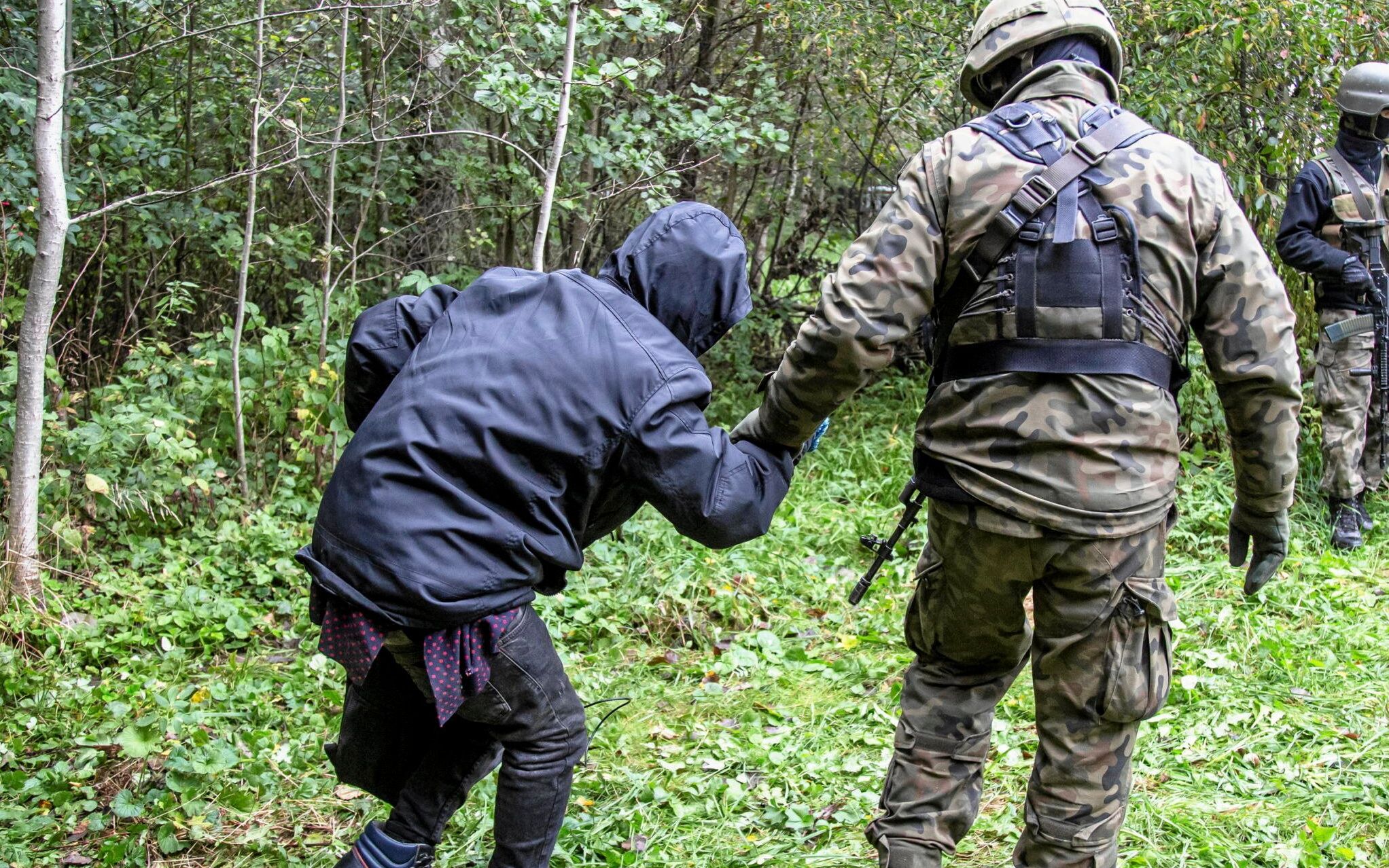 21.09.2021  Lososna , droga na Kuznice . Grupa 11 uchodzcow z Afryki , w stanie wycienczenia i hipotermii zostala namierzona przez wolontariuszy  z  Grupy Granica  ( organizacje pozazrzadowe zrzeszone w jedno , ktore pomagaja prawnie uchodzcom ). Aktywisci dali im jesc , cieple ubrania , czapki , rekawiczki , skarpety . Jednak butow zabraklo , nie byli przygotowani na taka ilosc uchodzcow . Wszystkie ich ubrania byly mokre , niektorzy byli w klapkach .
Fot. Agnieszka Sadowska/ Agencja Gazeta. *** Local Caption *** .