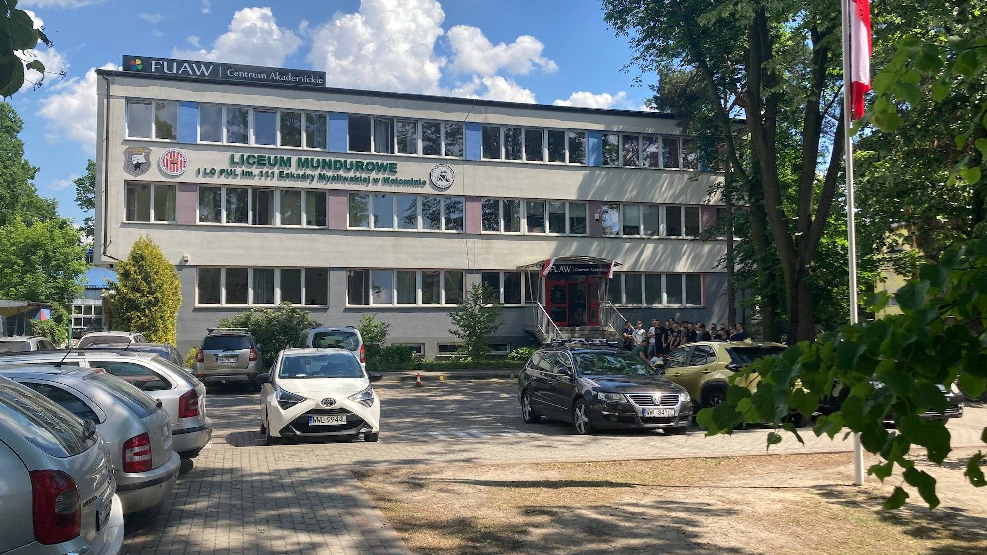 Siedziba FUAW w Wołominie – PRL-owski budynek, na pierwszym planie parking