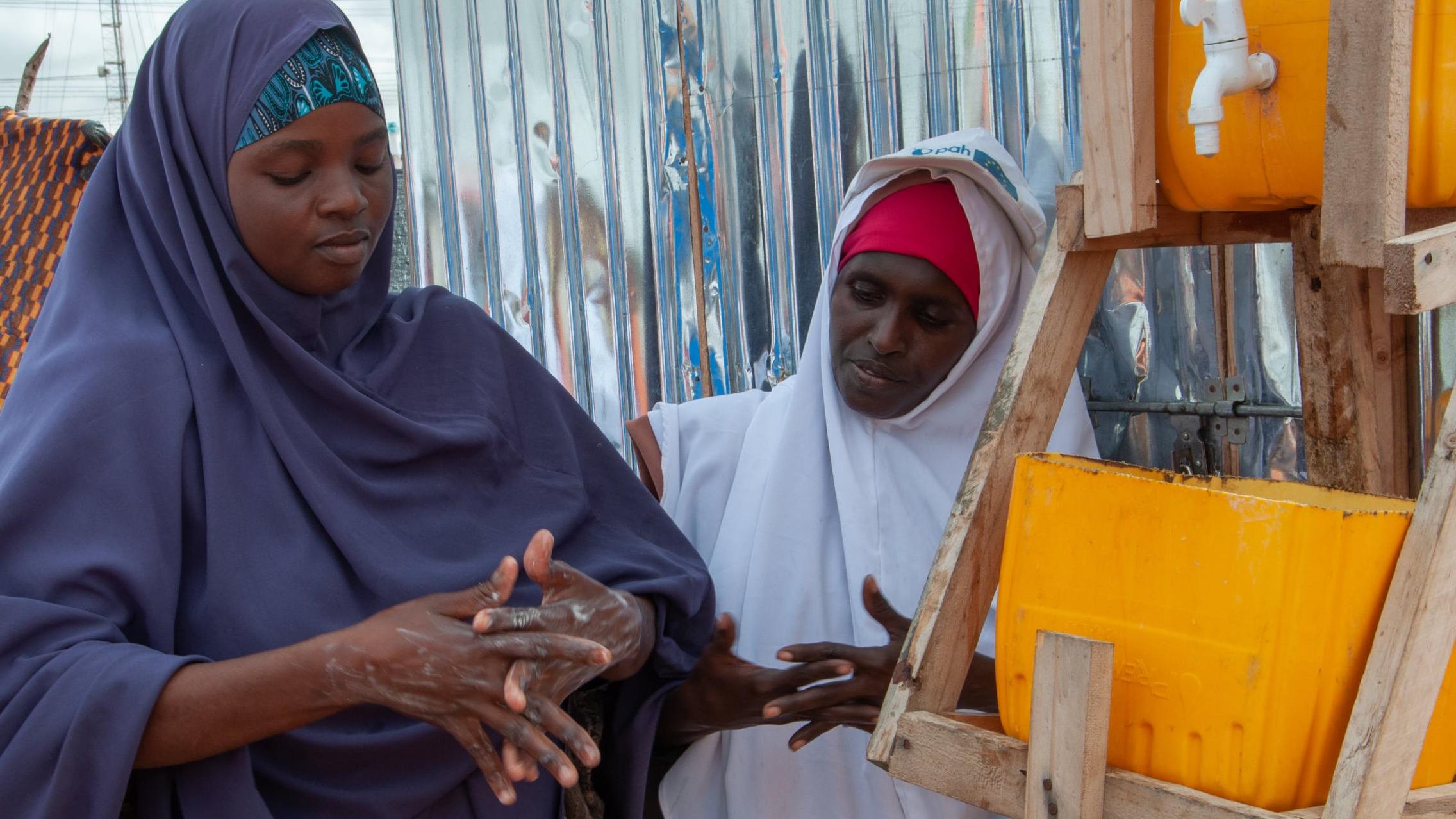 Somalia, dwie kobiety myją ręcę