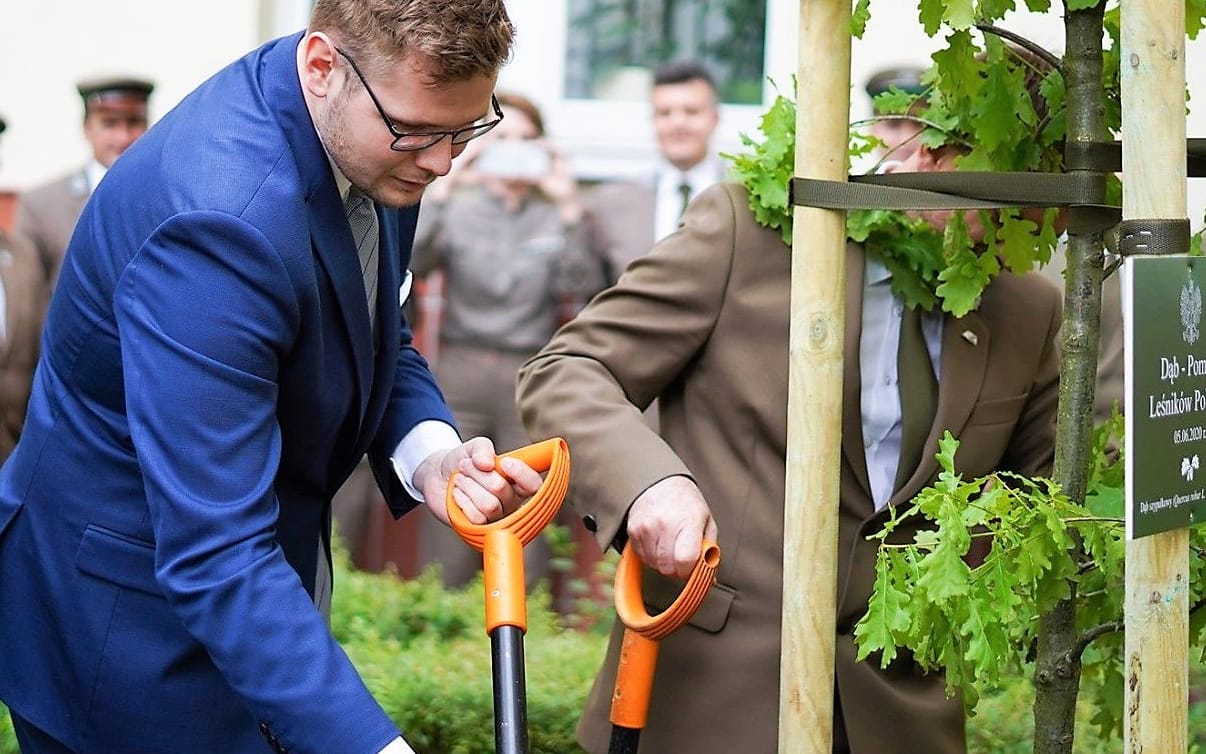 Grafika do artykułu Minister Woś: "Nie moją rolą układanki polityczne i partyjniactwo". Naprawdę?