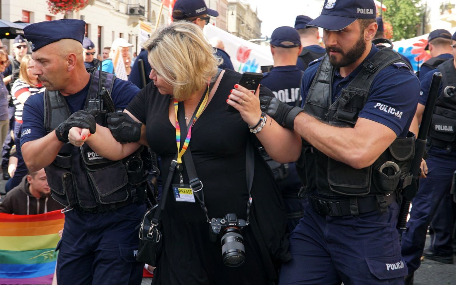 Grafika do artykułu Marta Bogdanowicz, fotografka, usunięta siłą z Pikniku Antyfaszystowskiego: "Zdjęcia nie kłamią"