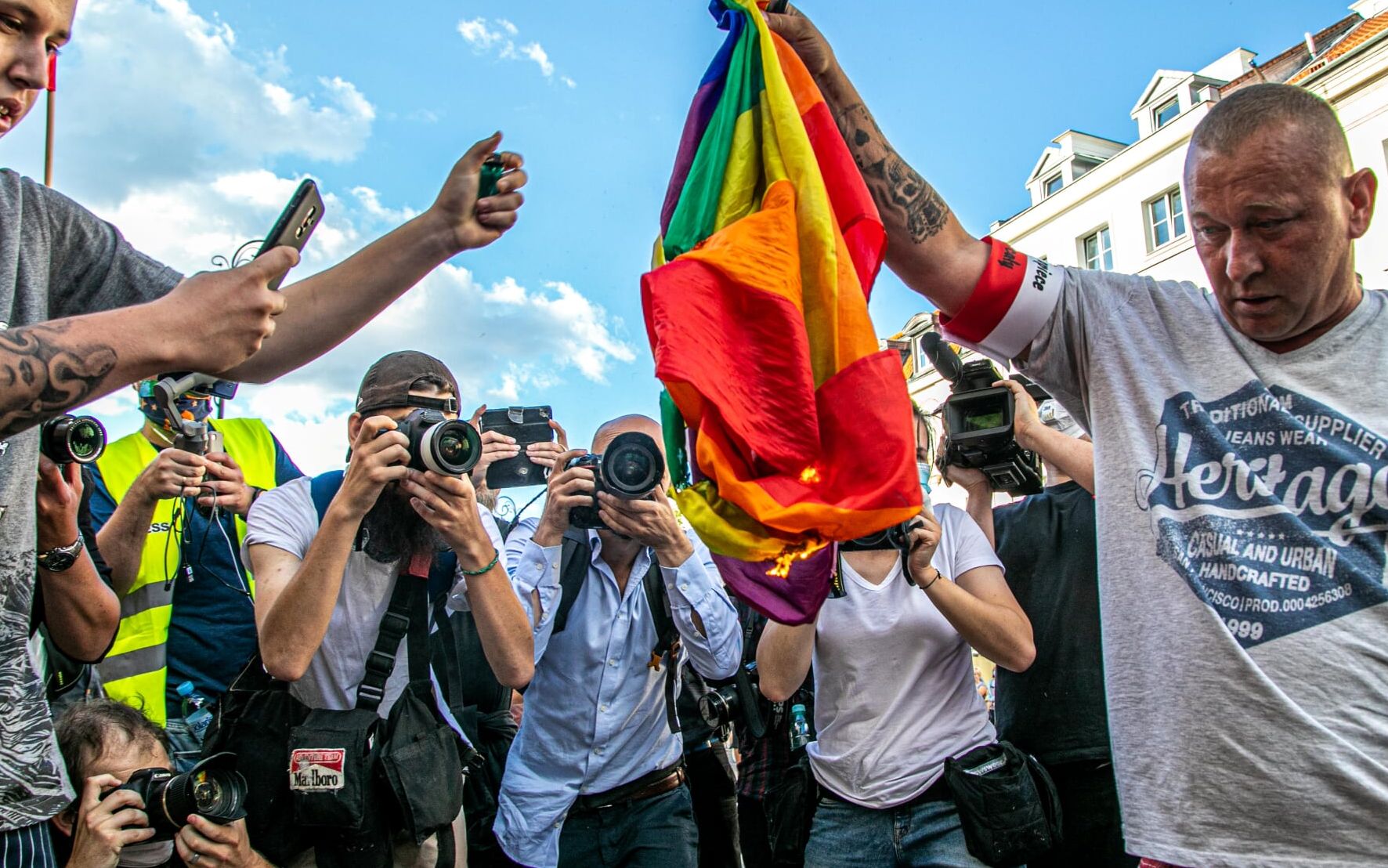 Grafika do artykułu Nacjonaliści zawłaszczyli powstanie warszawskie. Wyzwiska, przemoc, agitacja na marszu „w hołdzie”