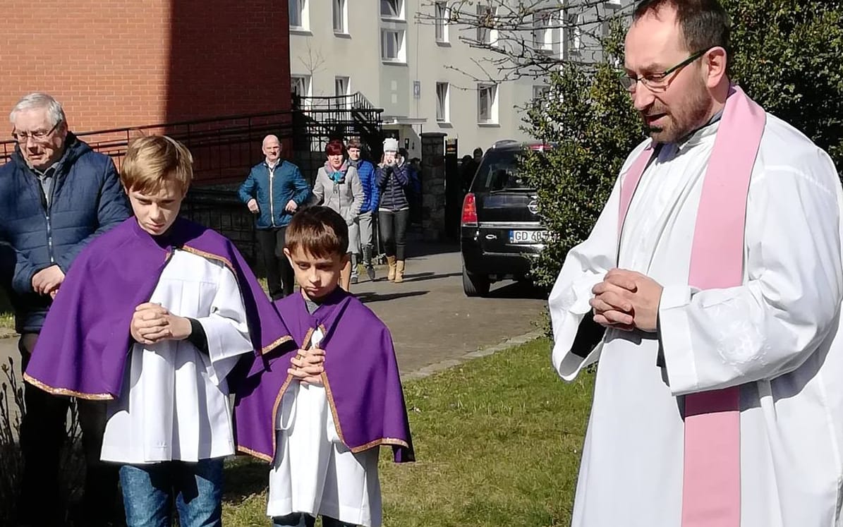 Grafika do artykułu Za palenie książek ksiądz może pójść do aresztu lub zapłacić grzywnę. Ale z innych powodów niż myślisz