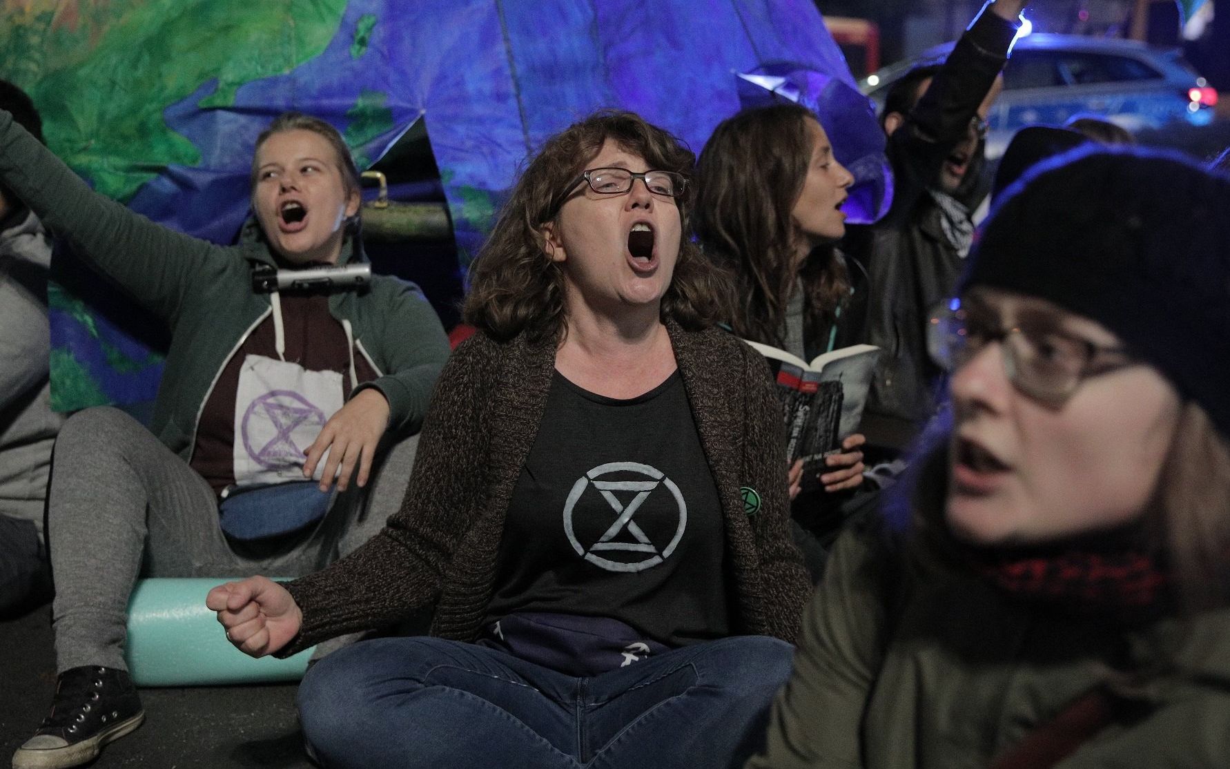 27.09.2019  Warszawa , rondo de Gaulle'a . Akcja Extinction Rebellion w ramach Warszawskiego Strajku Klimatycznego . 
Fot . Jedrzej Nowicki / Agencja Gazeta