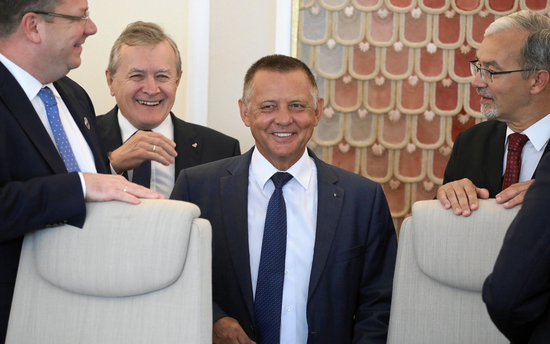 27.08.2019 Warszawa , Aleje Ujazdowskie 1/3 , KPRM . Posiedzenie rzadu . Nz minister finansow Marian Banas (C) , minister kultury i dziedzictwa narodowego Piotr Glinski (2L) ,  minister inwestycji i rozwoju Jerzy Kwiecinski  (P) , wiceminister sprawiedliwosci Michal Wojcik (L) .  
Fot. Maciek Jazwiecki / Agencja Gazeta