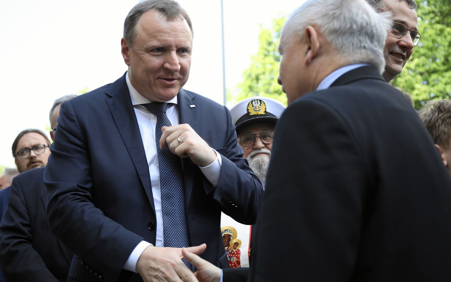 04.06.2019 Warszawa , al. Ujazdowskie 1/3 , KPRM . Nz prezes TVP Jacek Kurski , prezes PiS Jaroslaw Kaczynski podczas uroczystosci odsloniecia kamienia wegielnego pod pomnik premiera Jana Olszewskiego przed Kancelaria Prezesa Rady Ministrow .
Fot. Maciek Jazwiecki / Agencja Gazeta