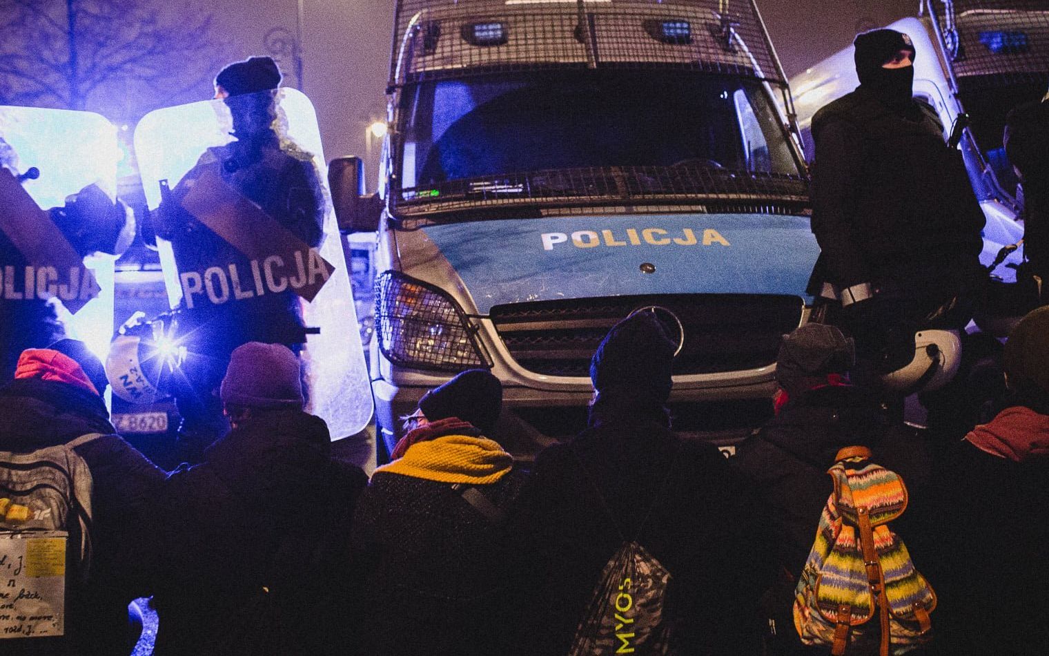 Grafika do artykułu "Krzyczałam z bólu, ale nie puścił". Policjant połamał jej rękę, inni nie chcieli wezwać medyków