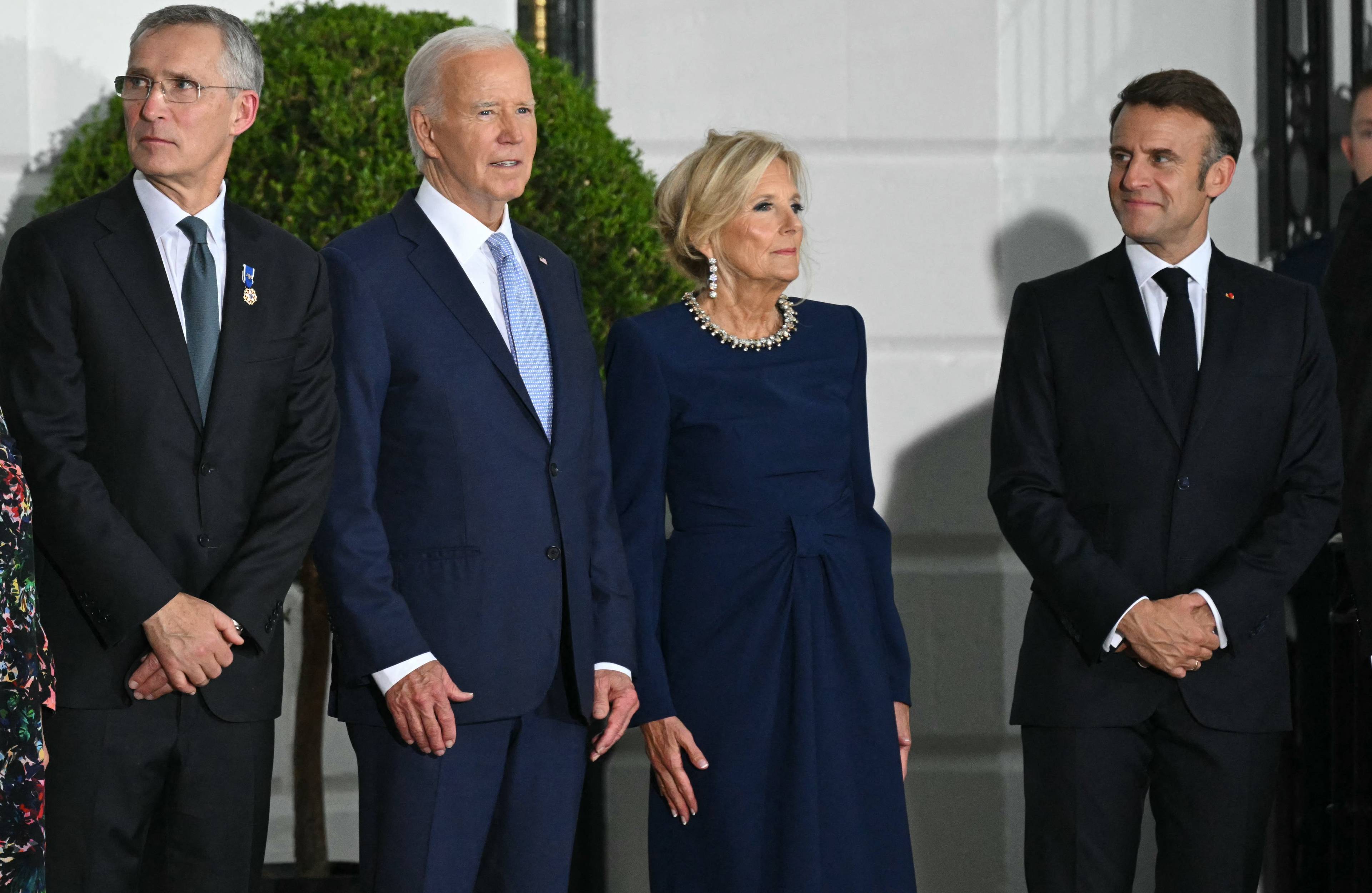 Jens Stoltenberg, Joe Biden, Jill Biden i Emmanuel Macron na trawniku przed Białym Domem