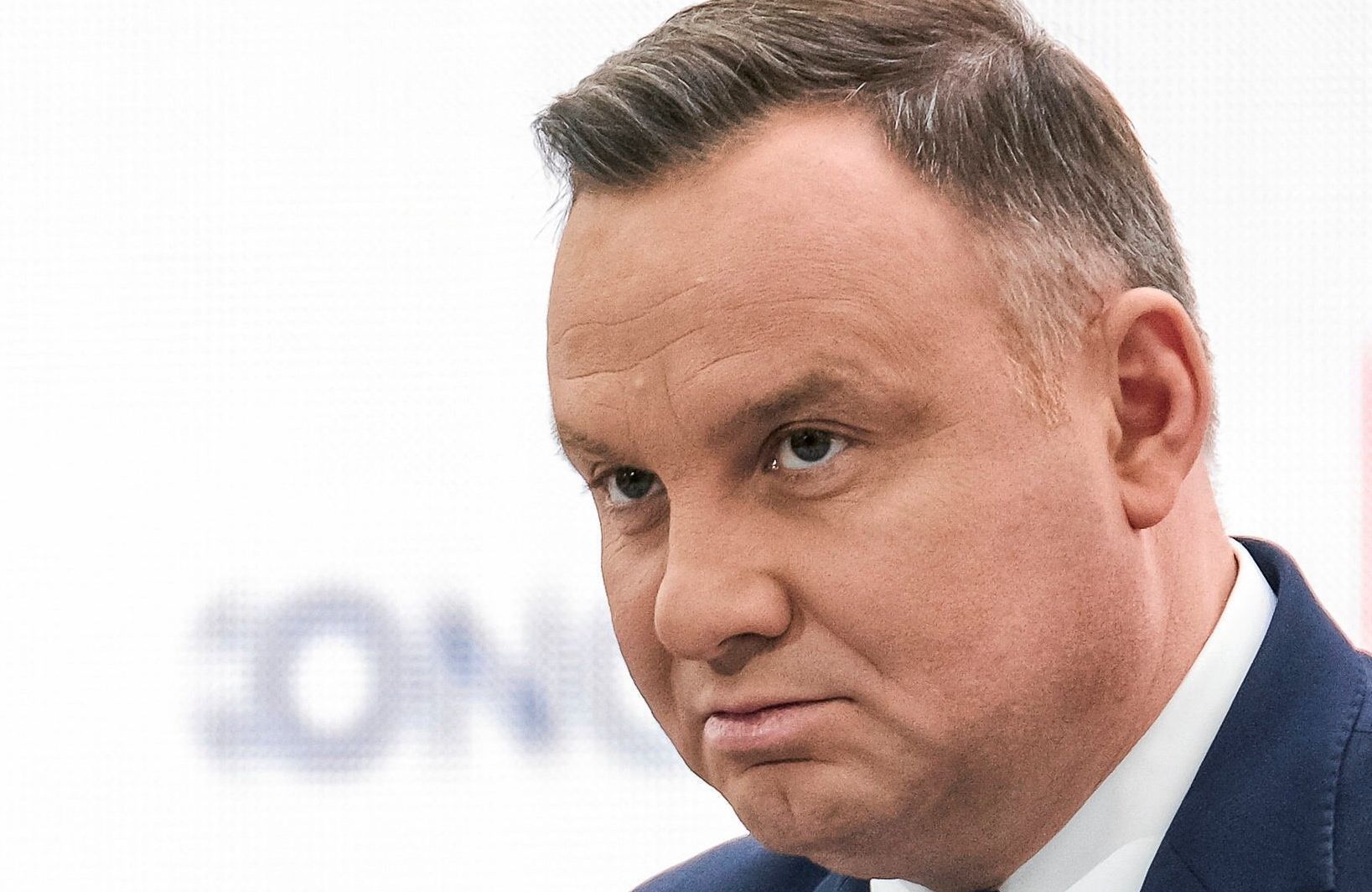 Mężczyzna mówi do mikrofonu, Andrzej Duda