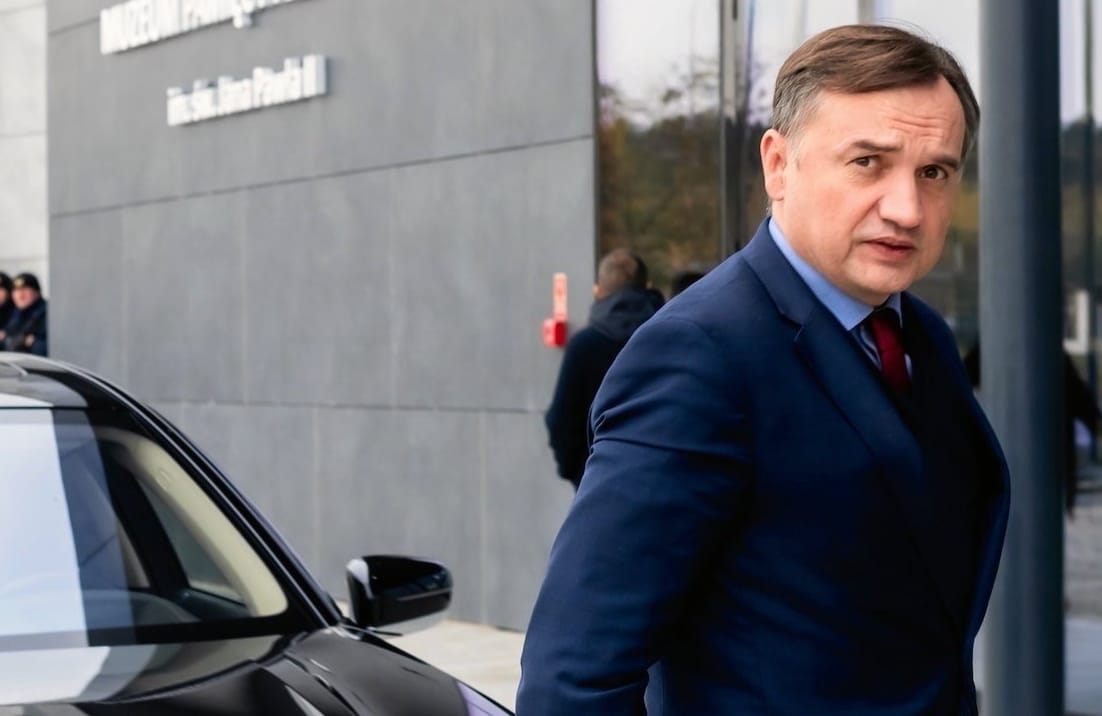 Zbinigniew Ziobro obok czarnego samochodu marki BMW