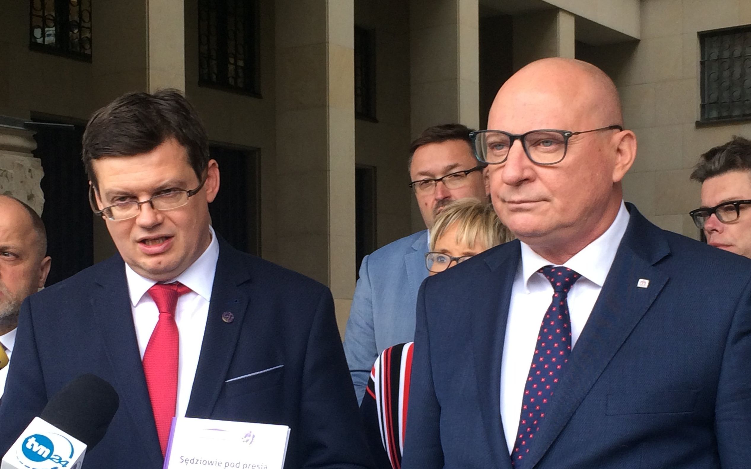 Grafika do artykułu Prześladowani sędziowie i prokuratorzy solidaryzują się przeciw szykanom Ziobry [RAPORT "IUSTITII"]