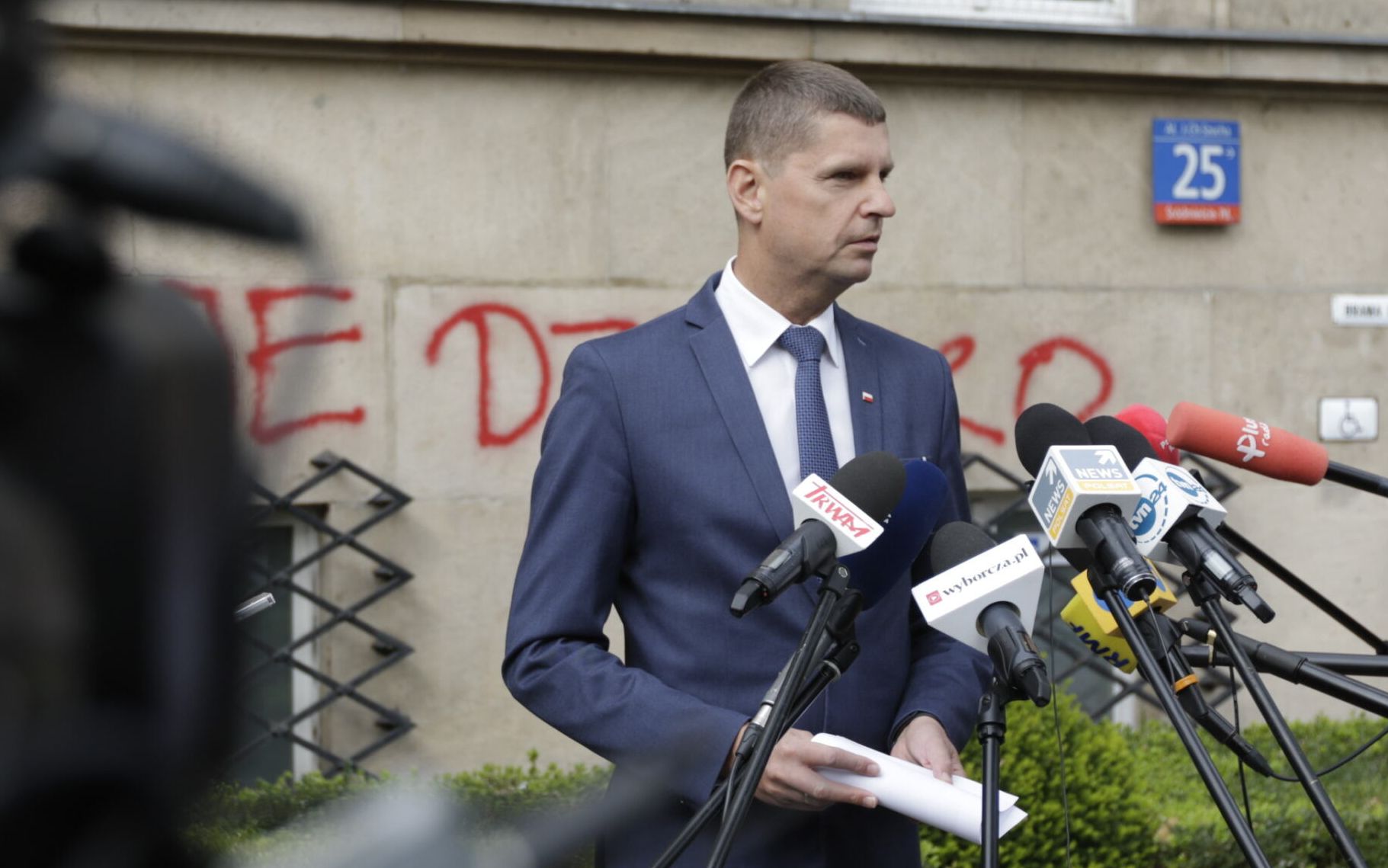 Grafika do artykułu Dla ministra Piontkowskiego krew mniej istotna jest niż farba. Ginie 12-latka, a on współczuje murom