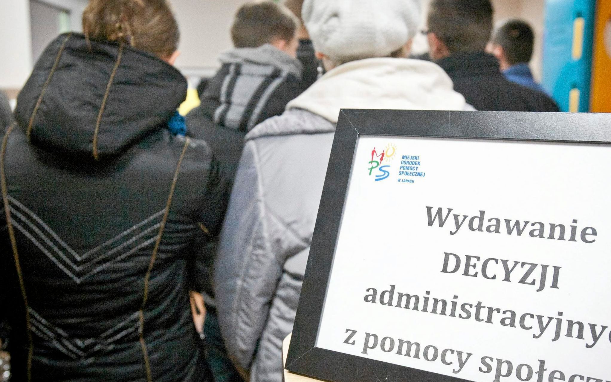 03.02.2014  Lapy , Miejski Osrodek Pomocy Spolecznej . petenci w kolejce .
Fot. Agnieszka Sadowska / Agencja Gazeta
