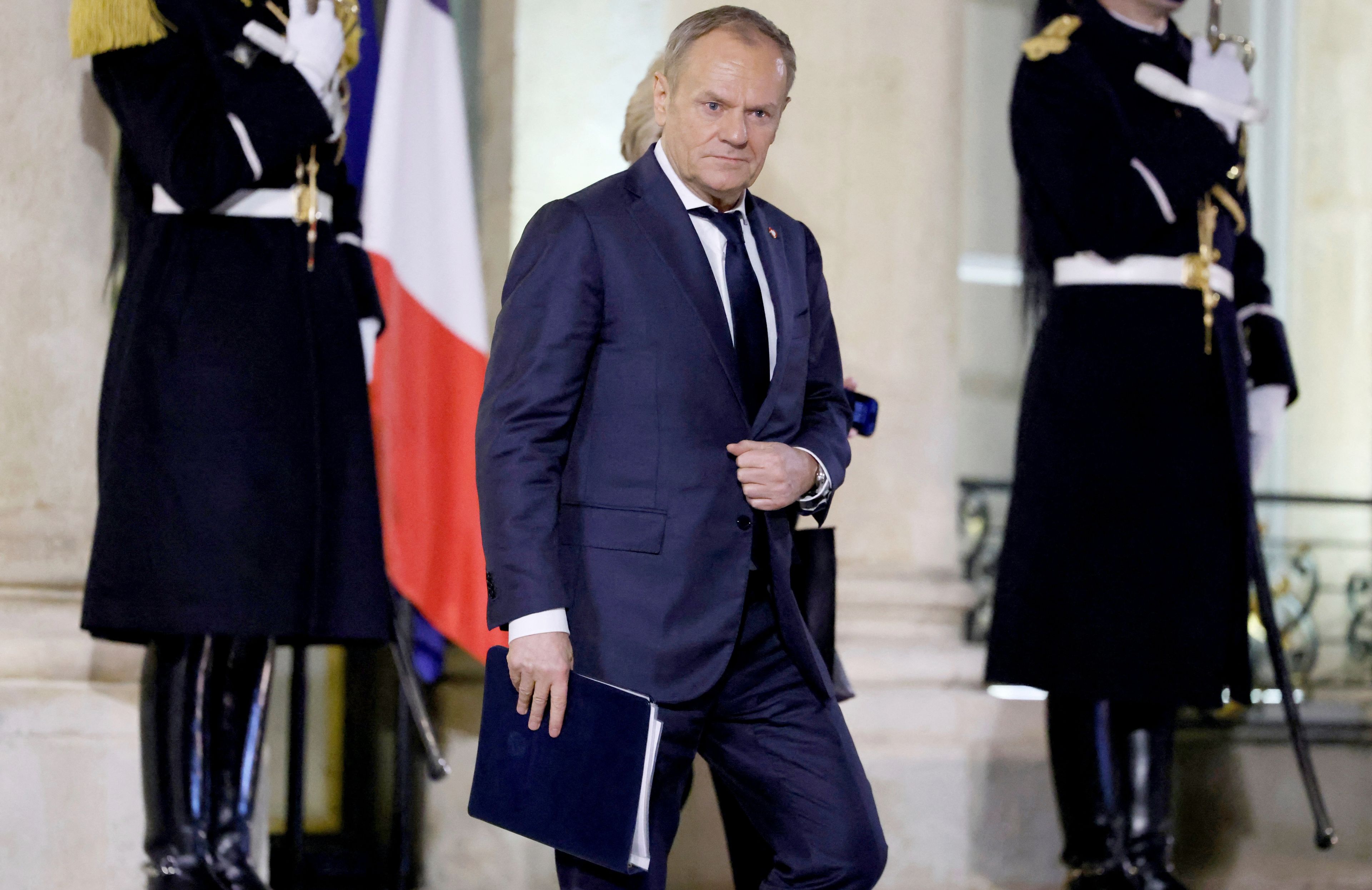 Premier Polski Donald Tusk opuszcza nieformalny szczyt przywódców europejskich, na którym omawiano sytuację na Ukrainie i bezpieczeństwo europejskie. Spotkanie odbyło się w Pałacu Elizejskim w Paryżu, 17 lutego 2025 r.