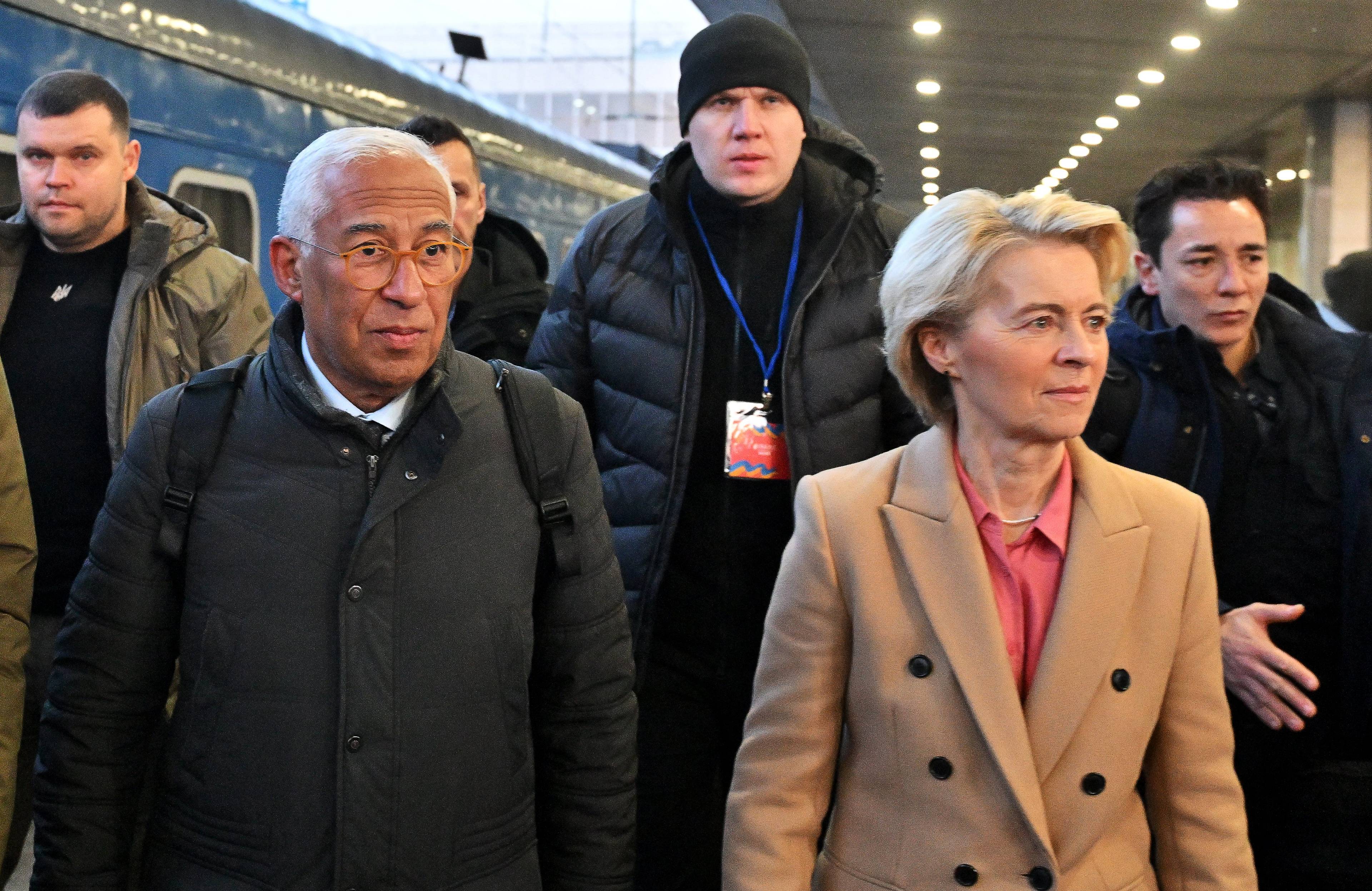Przewodnicząca Komisji Europejskiej Ursula von der Leyen (R) i przewodniczący Rady Europejskiej Antonio Costa na peronie dworca kolejowego po przybyciu do Kijowa 24 lutego 2025 r. z okazji trzeciej rocznicy inwazji Rosji do Ukrainy.