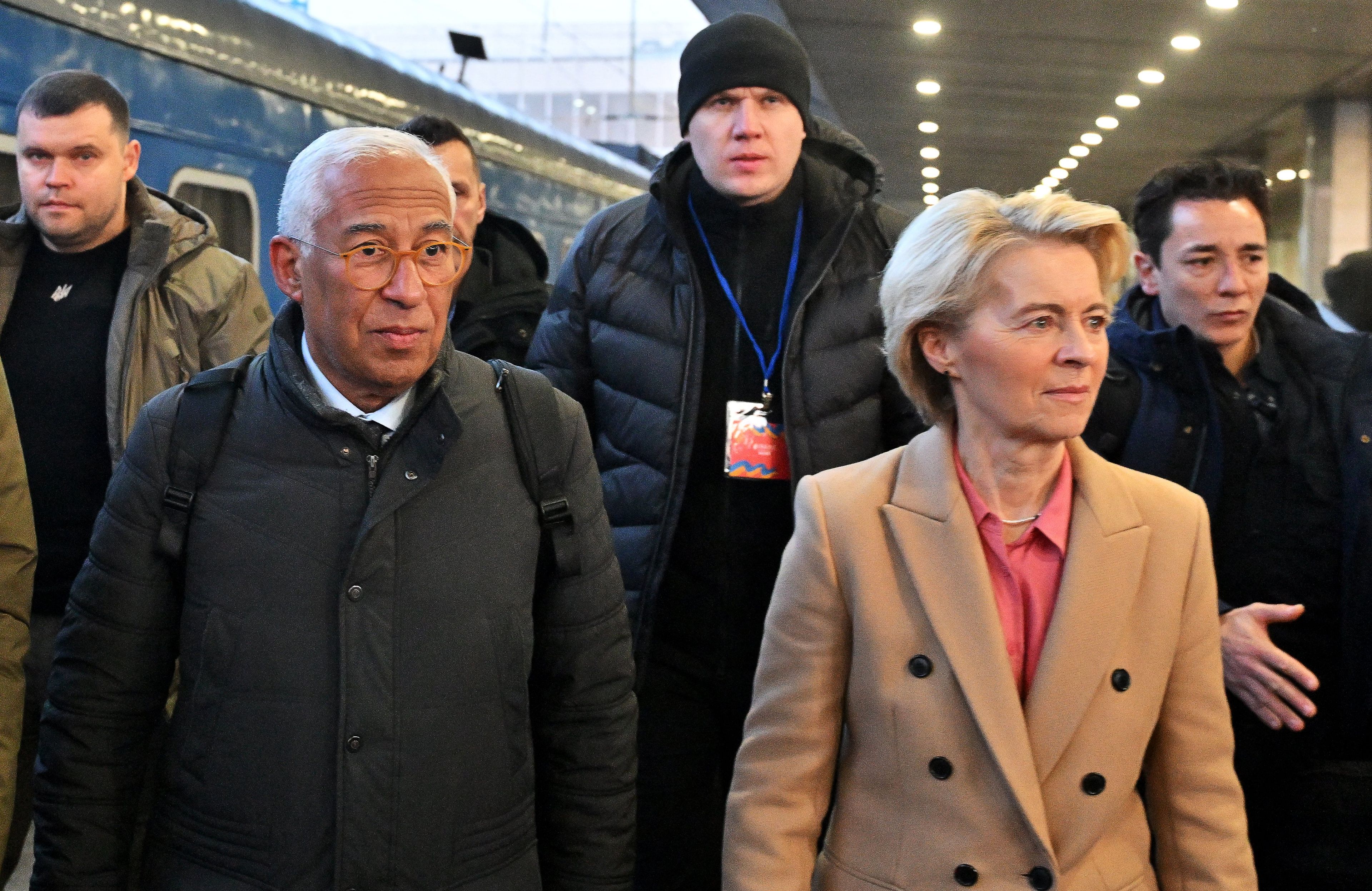 Przewodnicząca Komisji Europejskiej Ursula von der Leyen (R) i przewodniczący Rady Europejskiej Antonio Costa na peronie dworca kolejowego po przybyciu do Kijowa 24 lutego 2025 r. z okazji trzeciej rocznicy inwazji Rosji do Ukrainy.