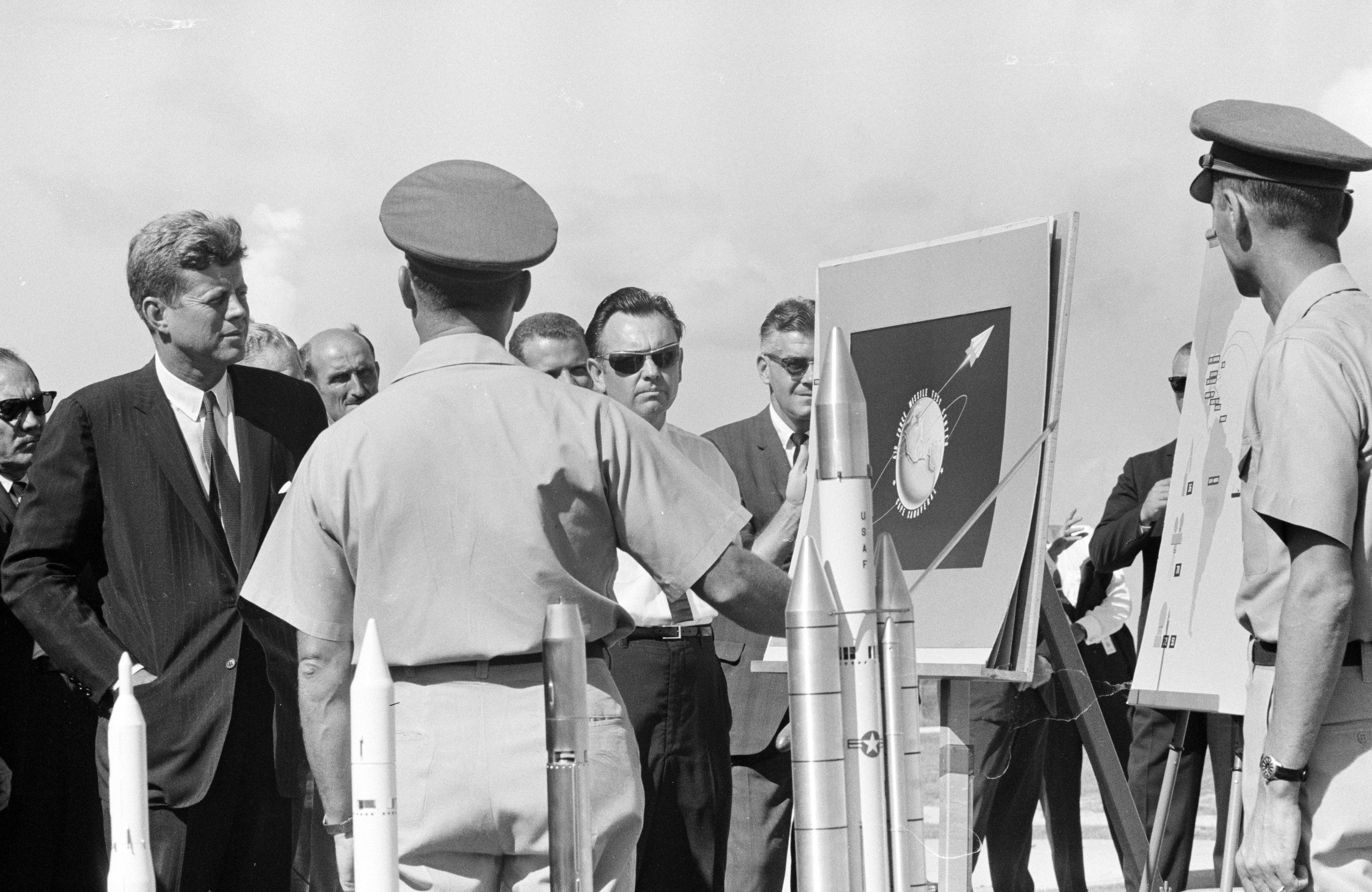 John F. Kennedy wizytuje budowę instalacji startowej Titan Launch Complex na Cap Canaveral na Florydzie, początek lat 60. XX w.
