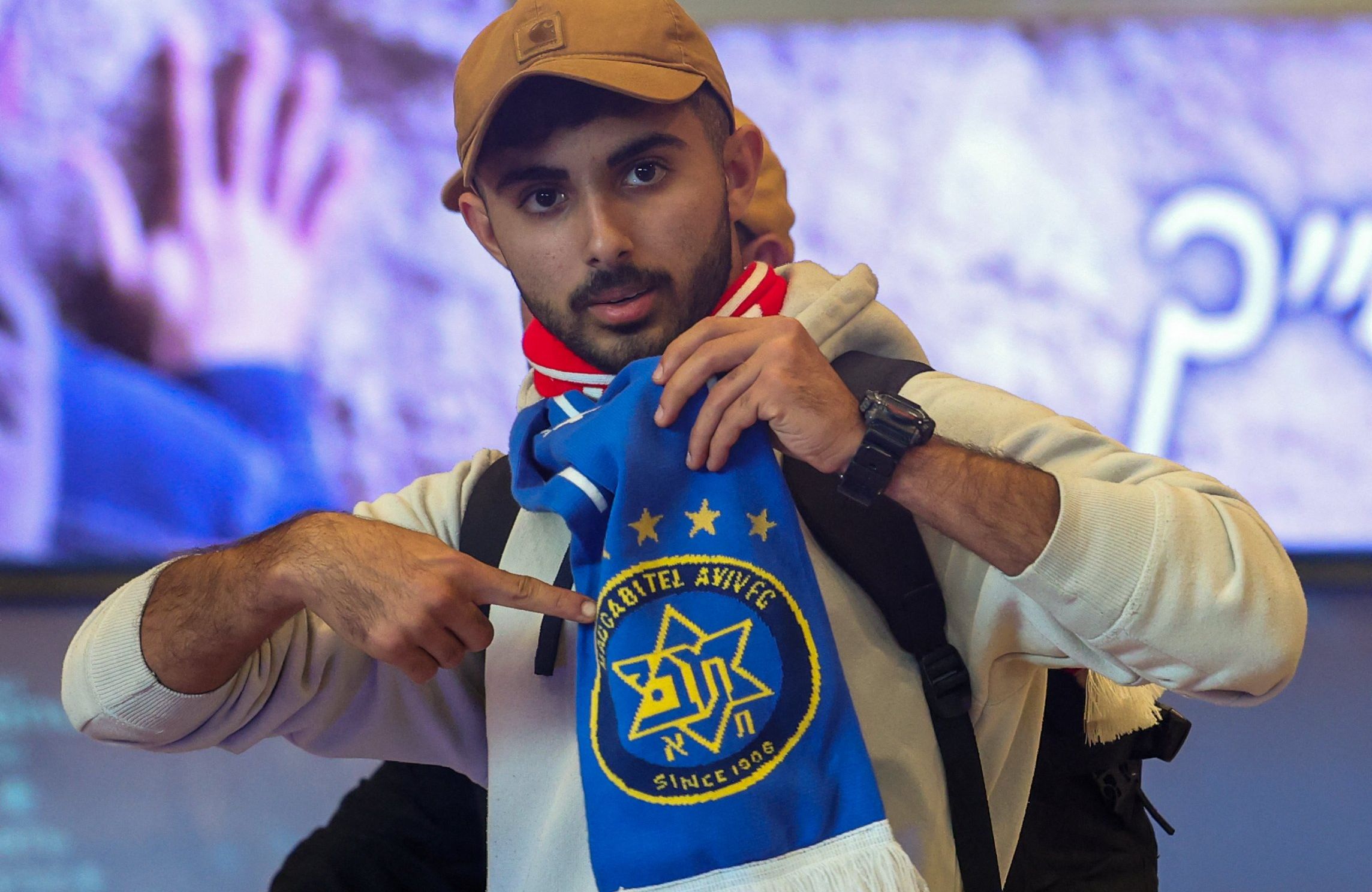 Fan Maccabi Tel Awiw w szaliku swojej drużyny