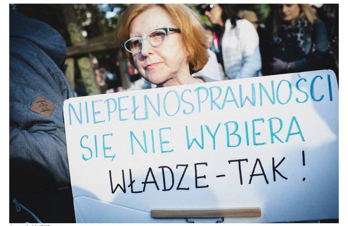 Koieta trzyma transparent: Niepełnosprawności się nie wybiera, władze - tak