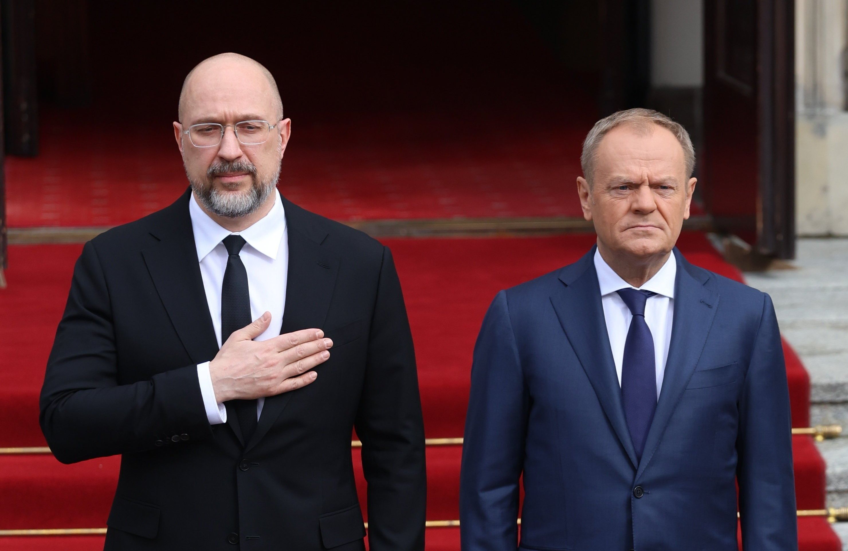 dwóch premierów stoi obok siebie