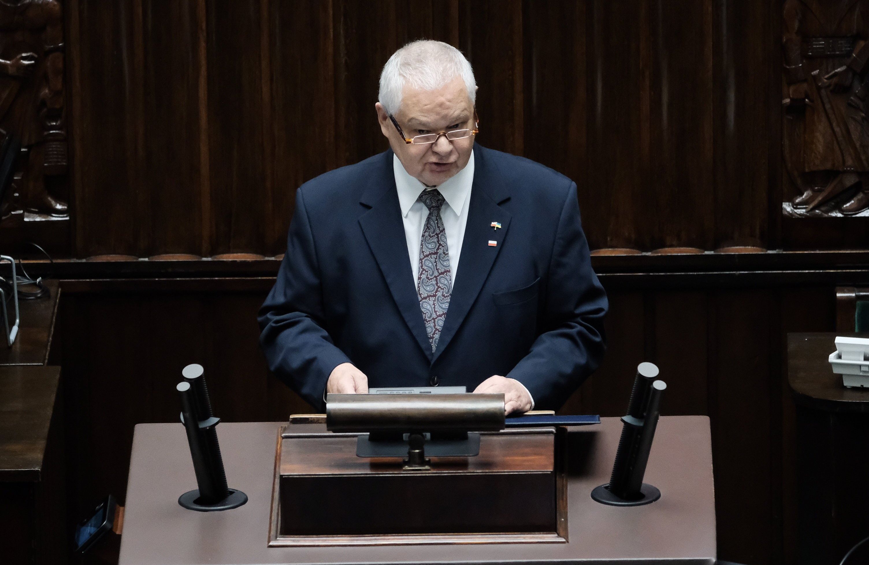 Adam Glapiński przemawia na mównicy sejmowej