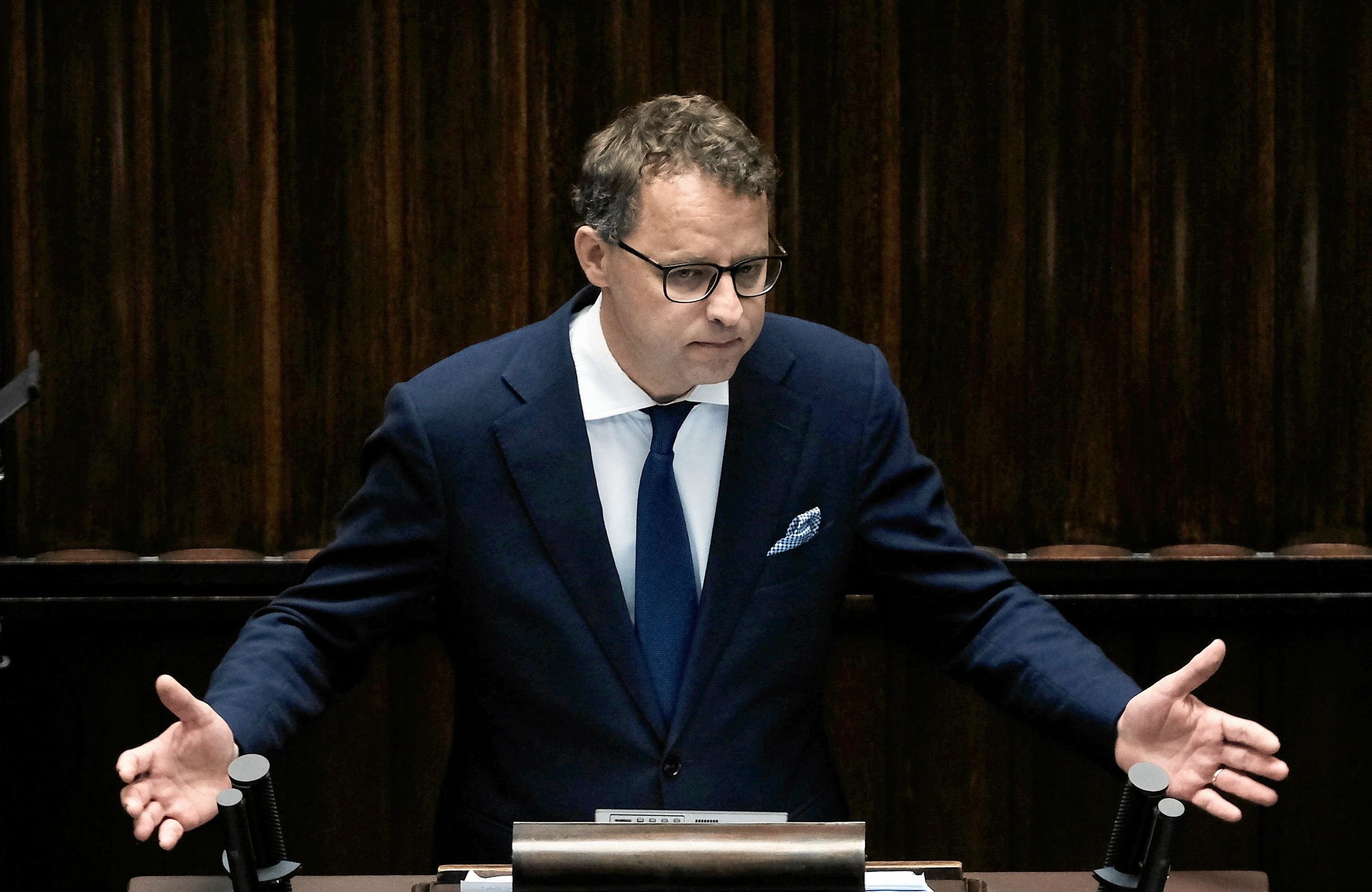 Marcin Romanowski rozkłada ręce w Sejmie