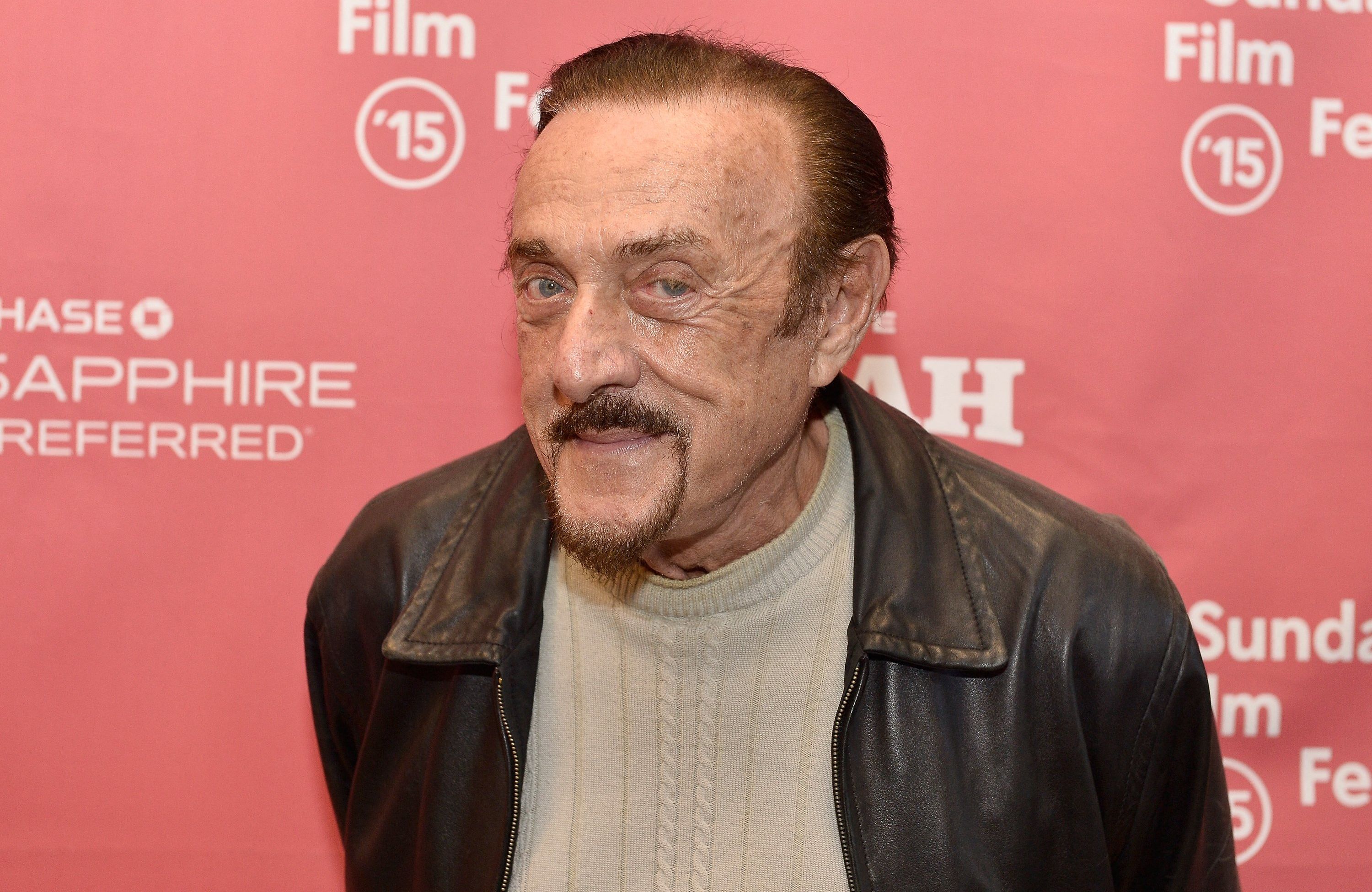 Philip Zimbardo, starszy mężczyzna w skórzanej kurtce, z wąsami i bródką