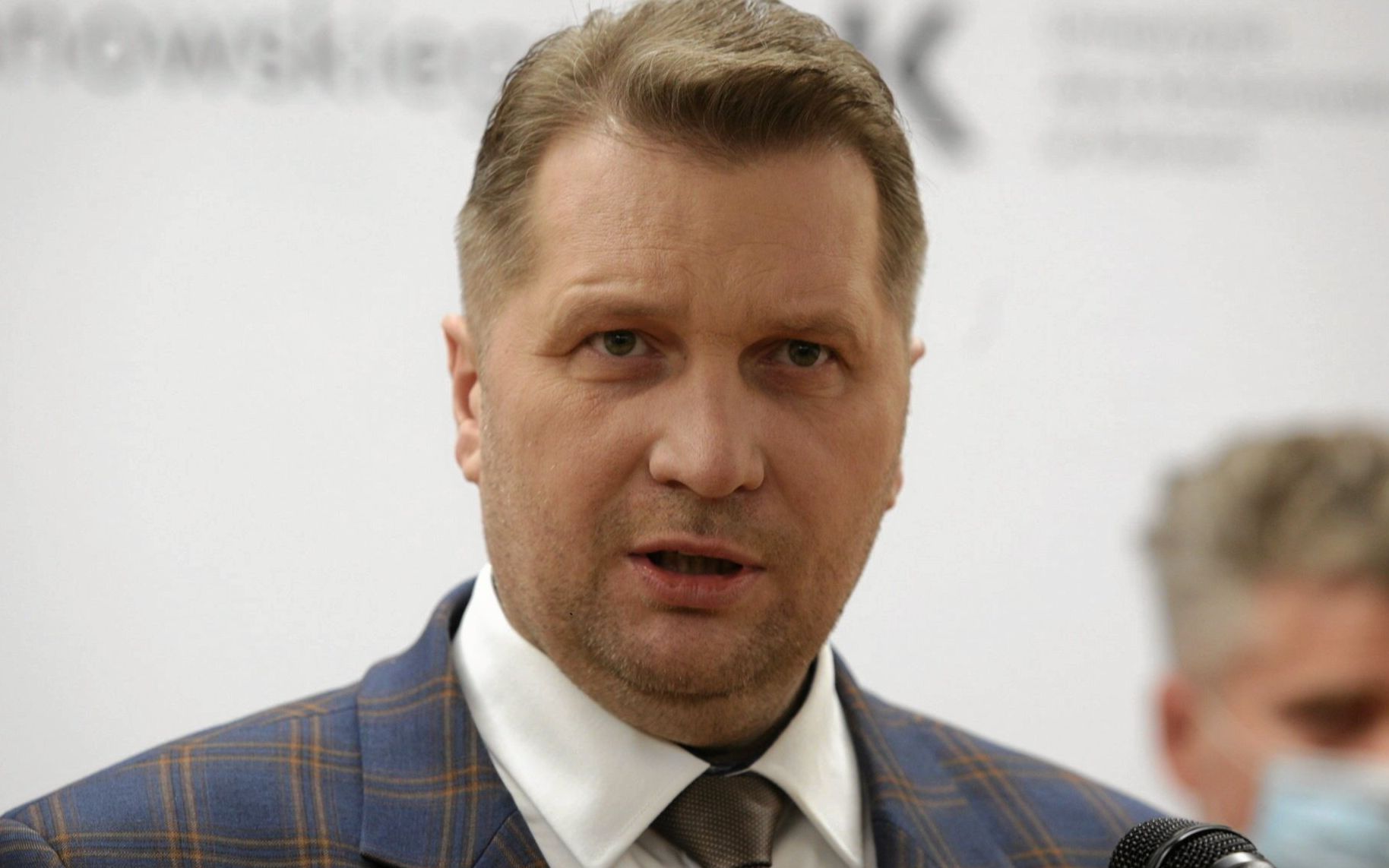 06.12.2021 Kielce . Uniwersytet Jana Kochanowskiego . Wizyta ministra edukacji i nauki Przemyslawa Czarnka . Od lewej: minister edukacji i nauki Przemyslaw Czarnek , senator Krzysztof Slon , wojewoda swietokrzyski Zbigniew Koniusz podczas  przekazania czekow dla Uniwersytetu Jana Kochanowskiego .
Fot. Pawel Malecki / Agencja Wyborcza.pl