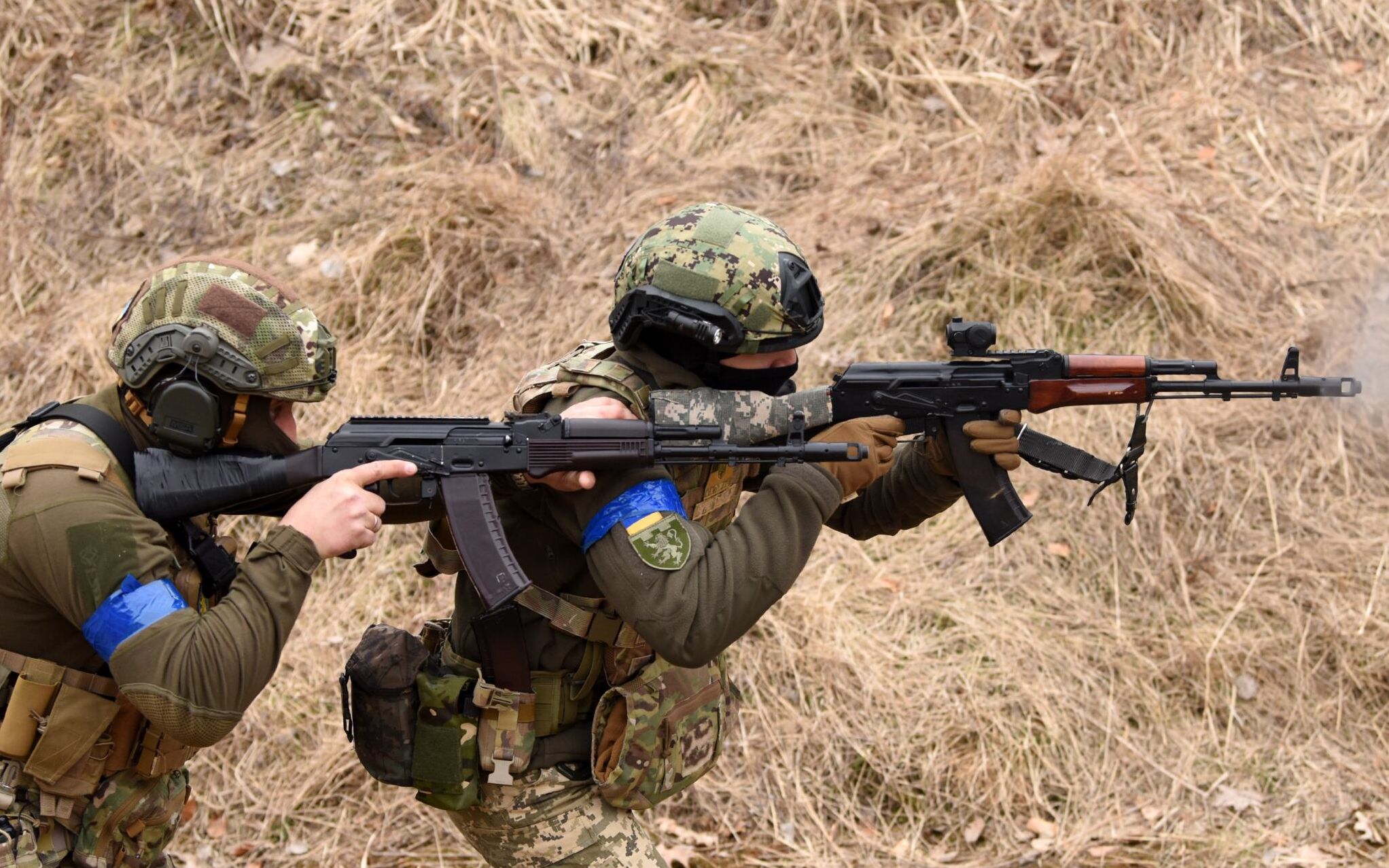 Members of the Ukrainian Territorial Defence Forces take part in tactical exercises near the western Ukrainian city of Lviv on March 16, 2022, amid the ongoing Russia's invasion of Ukraine. (Photo by Yuriy Dyachyshyn / AFP)