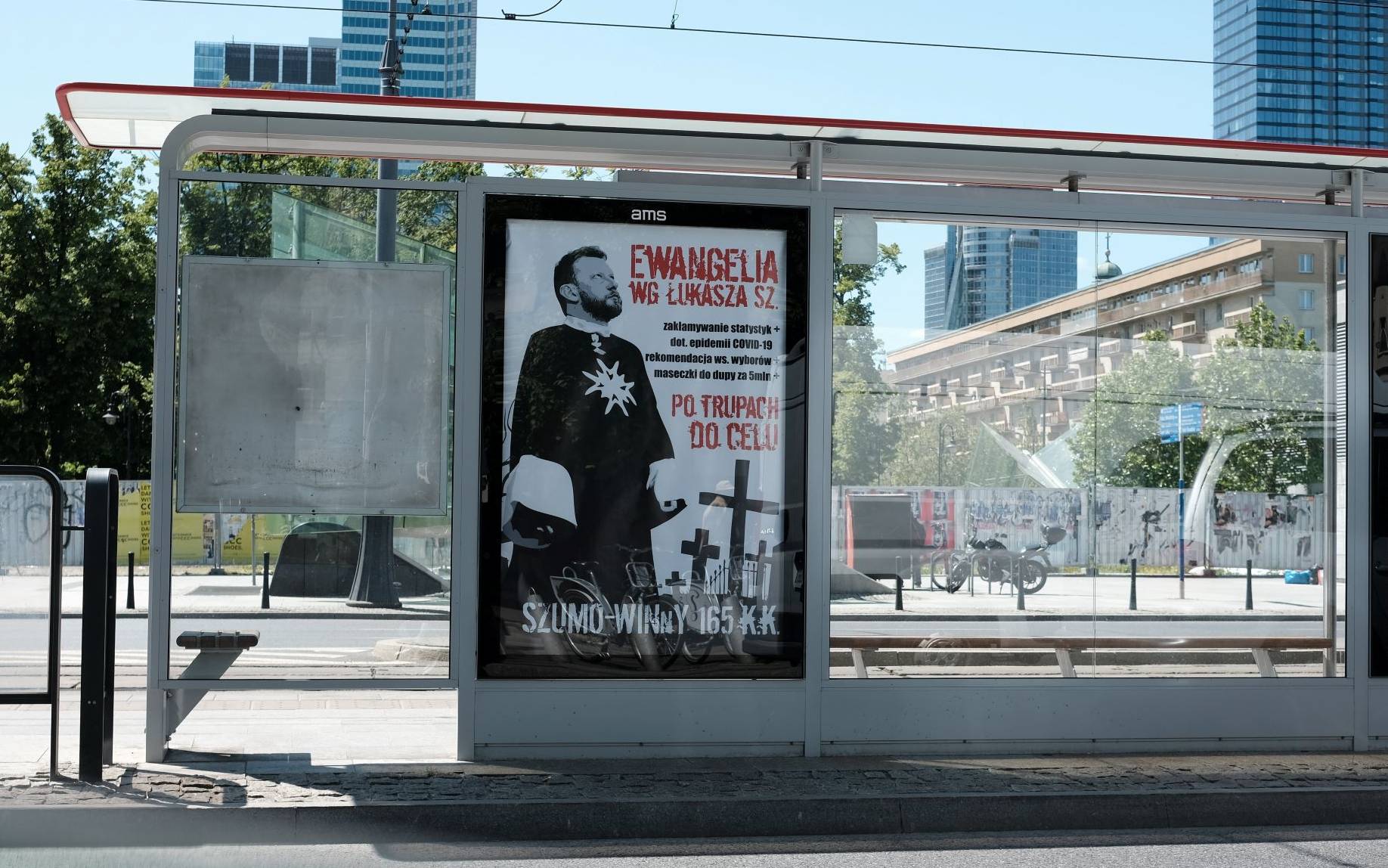 Grafika do artykułu Kajdanki za plakaty o Szumowskim. Policja wchodzi do mieszkania aktywistki