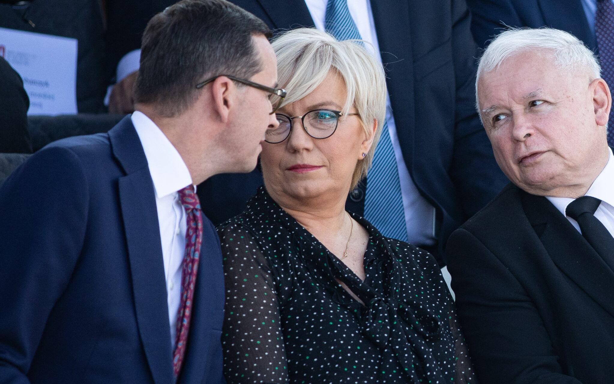 01.09.2019 Warszawa , plac Pilsudskiego . 80 rocznica wybuchu II wojny swiatowej . Od lewej: premier Mateusz Morawiecki , prezes Trybunalu Konstytucyjnego Julia Przylebska , szef Biura Bezpieczenstwa Narodowego Pawel Soloch , minister Michal Dworczyk , prezes Prawa i Sprawiedliwosci Jaroslaw Kaczynski , minister kultury i dziedzictwa narodowego Piotr Glinski , pierwsza prezes Sadu Najwyzszego Malgorzata Gersdorf podczas uroczystosci . 
Fot. Dawid Zuchowicz / Agencja Gazeta