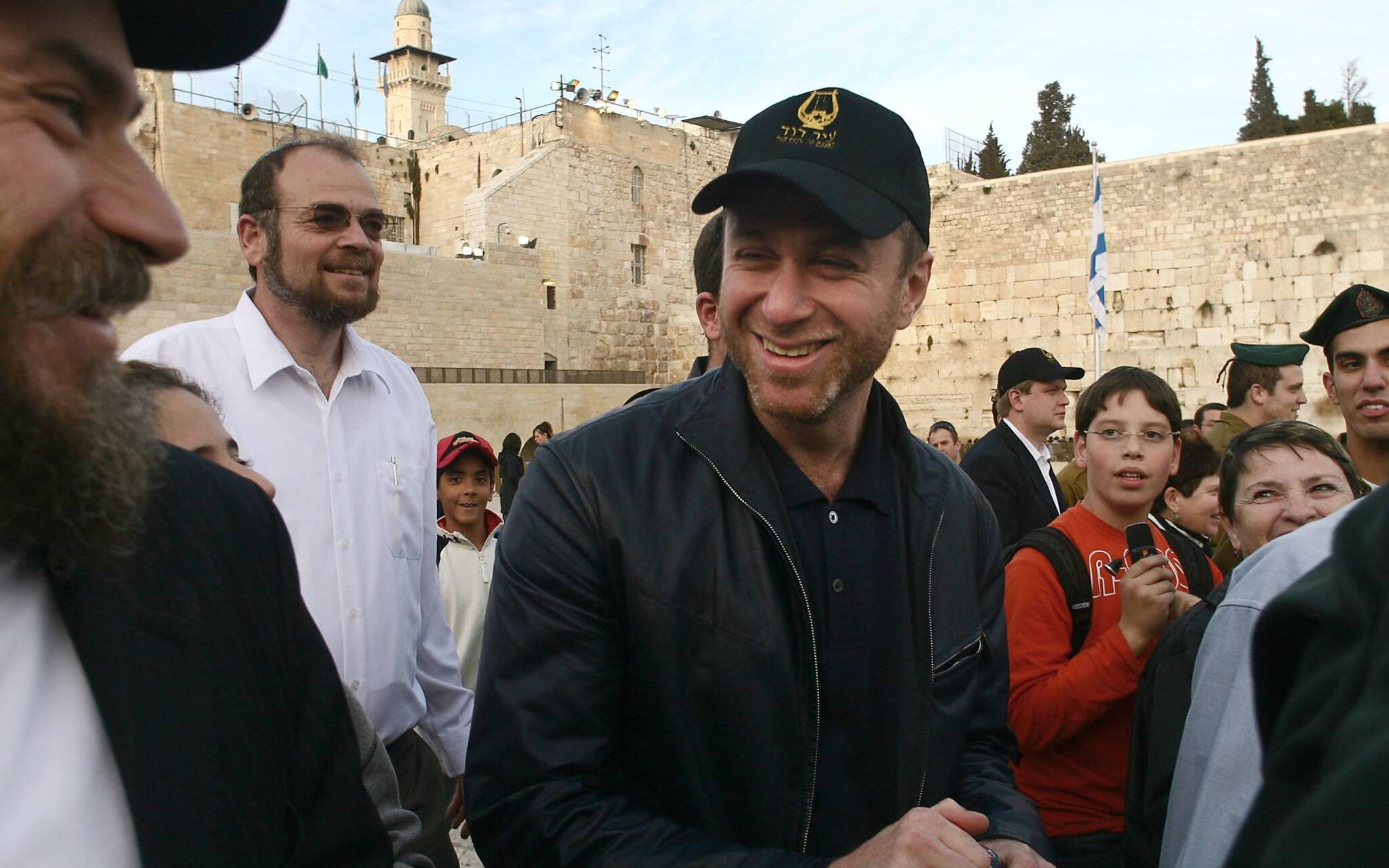 (FILES) In this file photo taken on February 7, 2006 England's Chelsea Football Club's owner Russian multibillionaire Roman Abramovich visits the Western Wall, Judaism holiest place, in Jerusalem. - Israel's Yad Vashem Holocaust memorial announced on March 10, 2022 it has suspended ties with Roman Abramovich, the Russian billionaire owner of Chelsea FC and major donor facing sanctions worldwide following the invasion of Ukraine. (Photo by OREL COHEN / AFP)