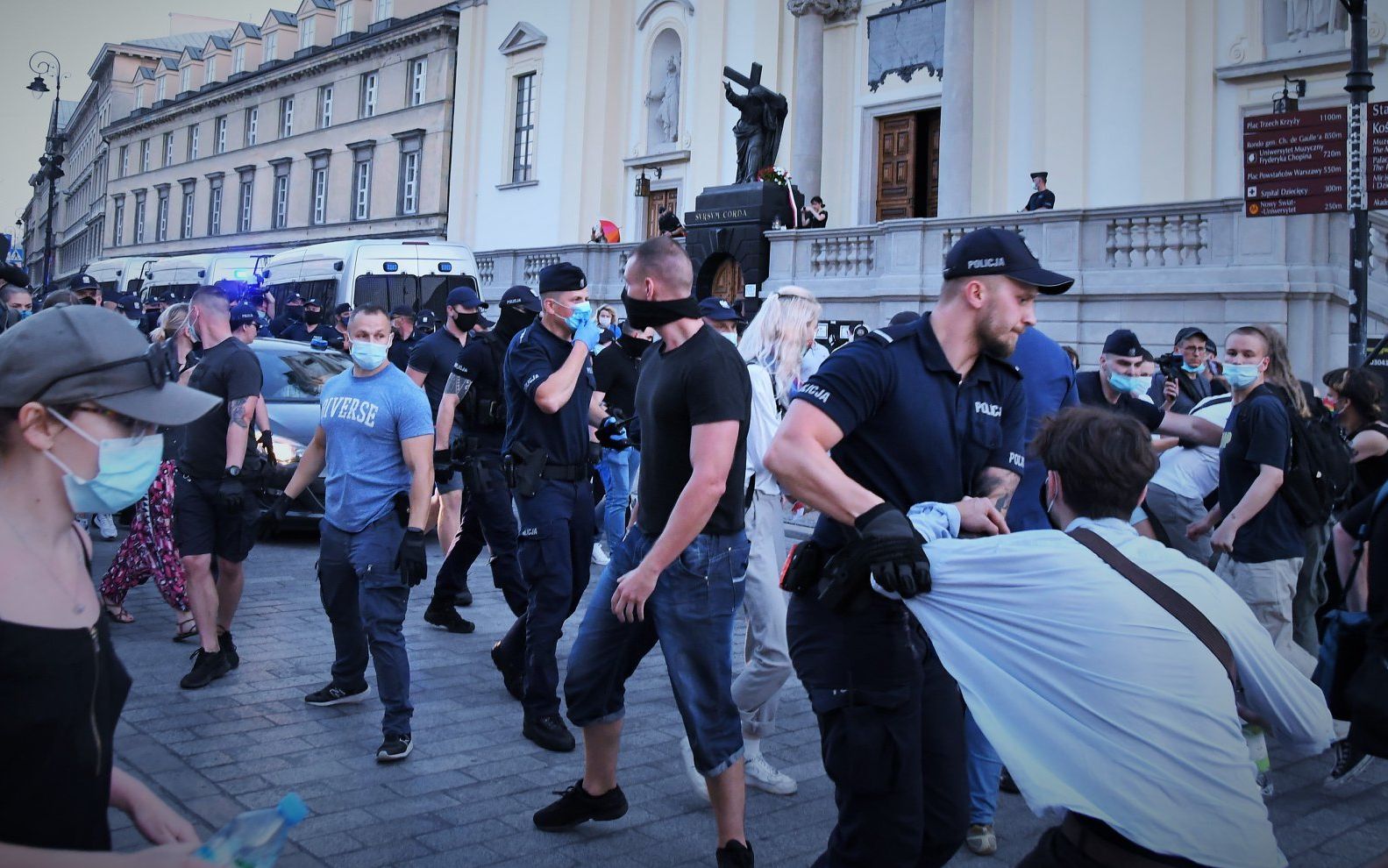 Grafika do artykułu Rektor nie otworzył bramy Uniwersytetu Warszawskiego dla ofiar policji [PROTEST 1050]