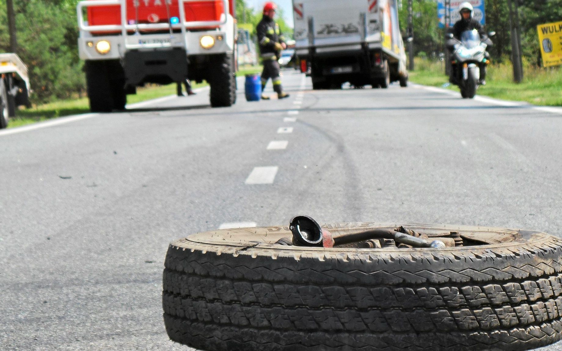 04.07.2016 Warszawa , ul . Patriotow . Wypadek miedzy Miedzylesiem a Radoscia , w ktorym prawdopodobnie pijany kierowca Opla zjechal na przeciwny pas ruchu i zderzyl sie z autem dostawczym .
Fot. Dariusz Borowicz / Agencja Gazeta