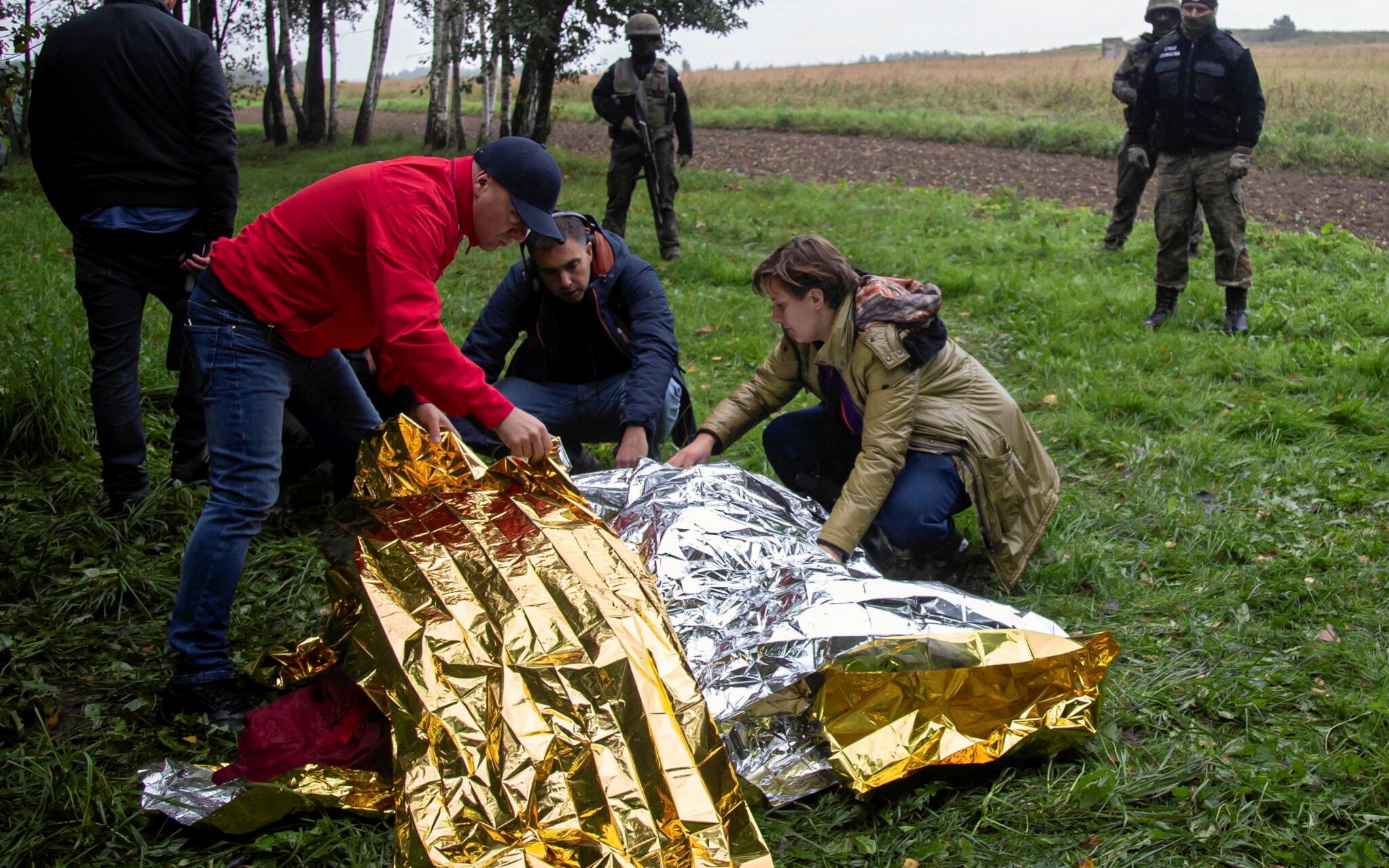21.09.2021  Lososna , droga na Kuznice . Grupa 11 uchodzcow z Afryki , w stanie wycienczenia i hipotermii zostala namierzona przez wolontariuszy  z  Grupy Granica  ( organizacje pozazrzadowe zrzeszone w jedno , ktore pomagaja prawnie uchodzcom ). Aktywisci dali im jesc , cieple ubrania , czapki , rekawiczki , skarpety . Jednak butow zabraklo , nie byli przygotowani na taka ilosc uchodzcow . Wszystkie ich ubrania byly mokre , niektorzy byli w klapkach .
Fot. Agnieszka Sadowska/ Agencja Gazeta.