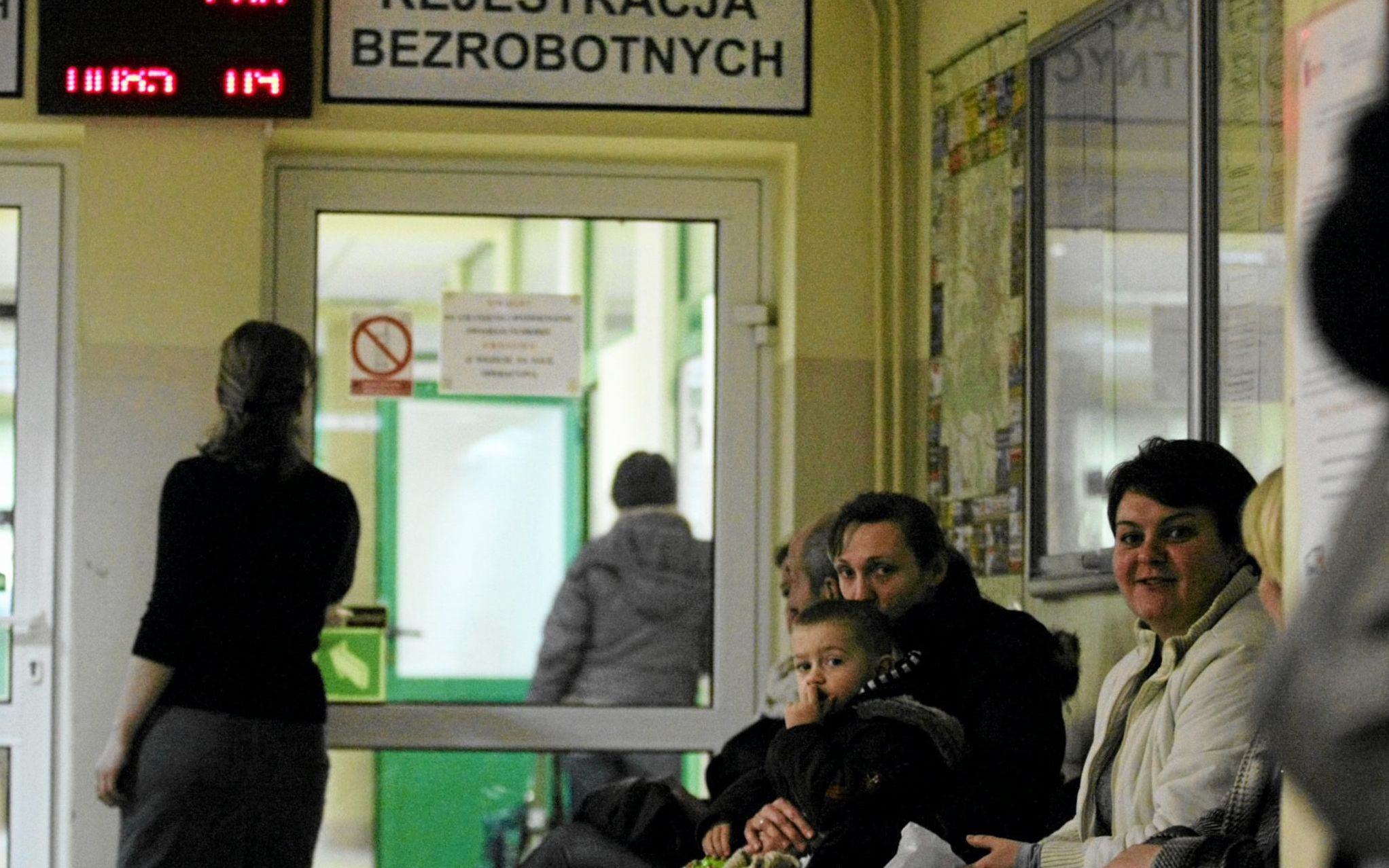 10.01.2011 KIELCE , BEZROBOTNI CZEKAJA NA REJESTRACJE W POWIATOWYM URZEDZIE PRACY . 
FOT. JAROSLAW KUBALSKI / AGENCJA GAZETA