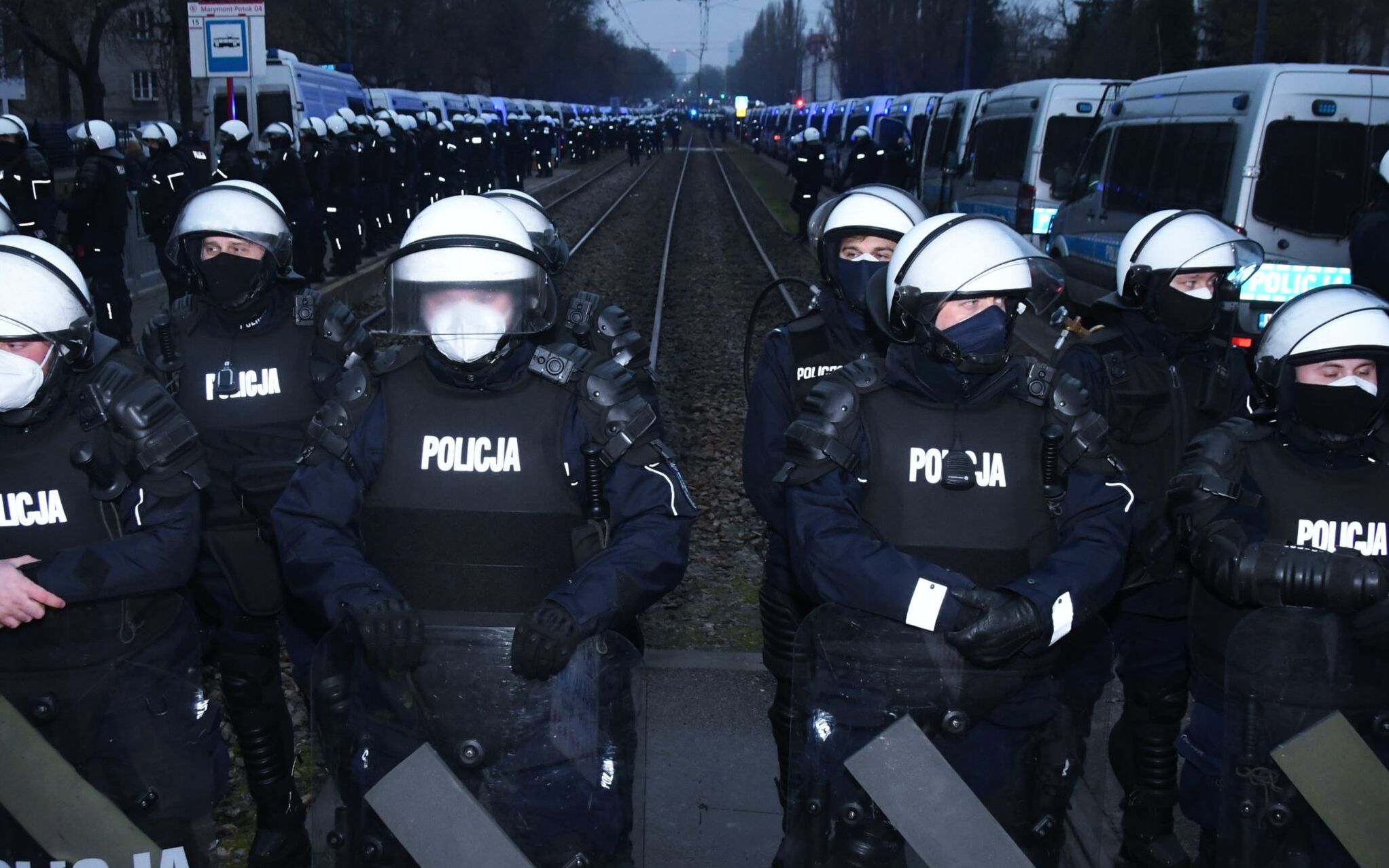 Grafika do artykułu "Nie ponoszą żadnej odpowiedzialności, śmieją nam się w twarz". Brutalność policji [CZĘŚĆ III]