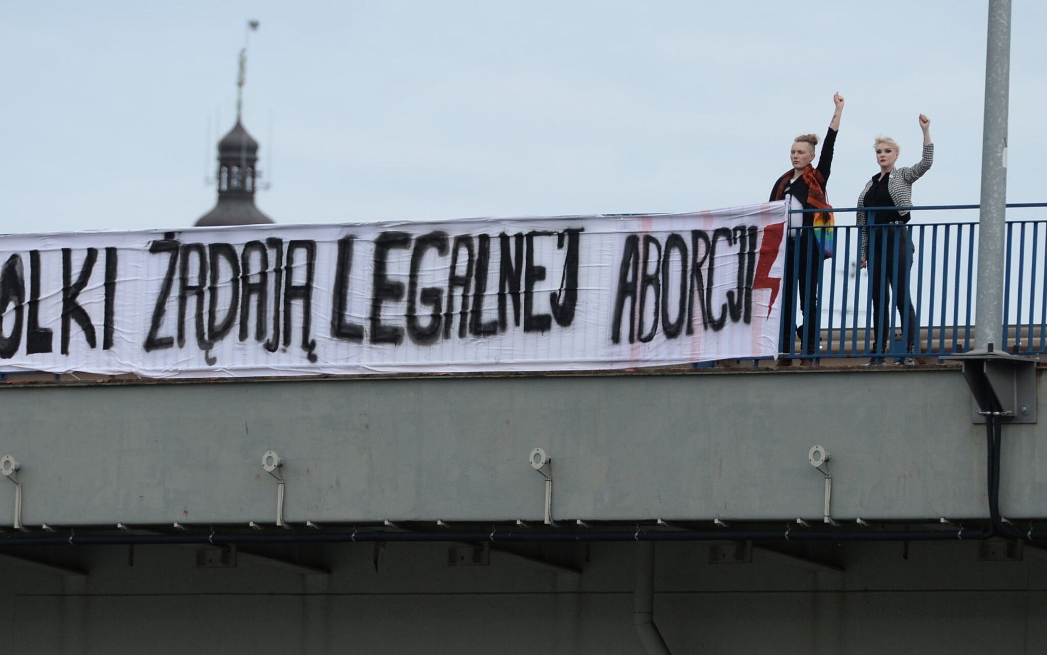 22.05.2021 Szczecin , Trasa Zamkowa . 7 m-cy od wyroku TK zakazujacego aborcji w przypadku ciezkich wad plodu kobiety organizuja akcje zawieszenia kilkumetrowego materialu z napisem " POLKI ZADAJA LEGALNEJ ABORCJI " .
Fot. Krzysztof Hadrian / Agencja Gazeta